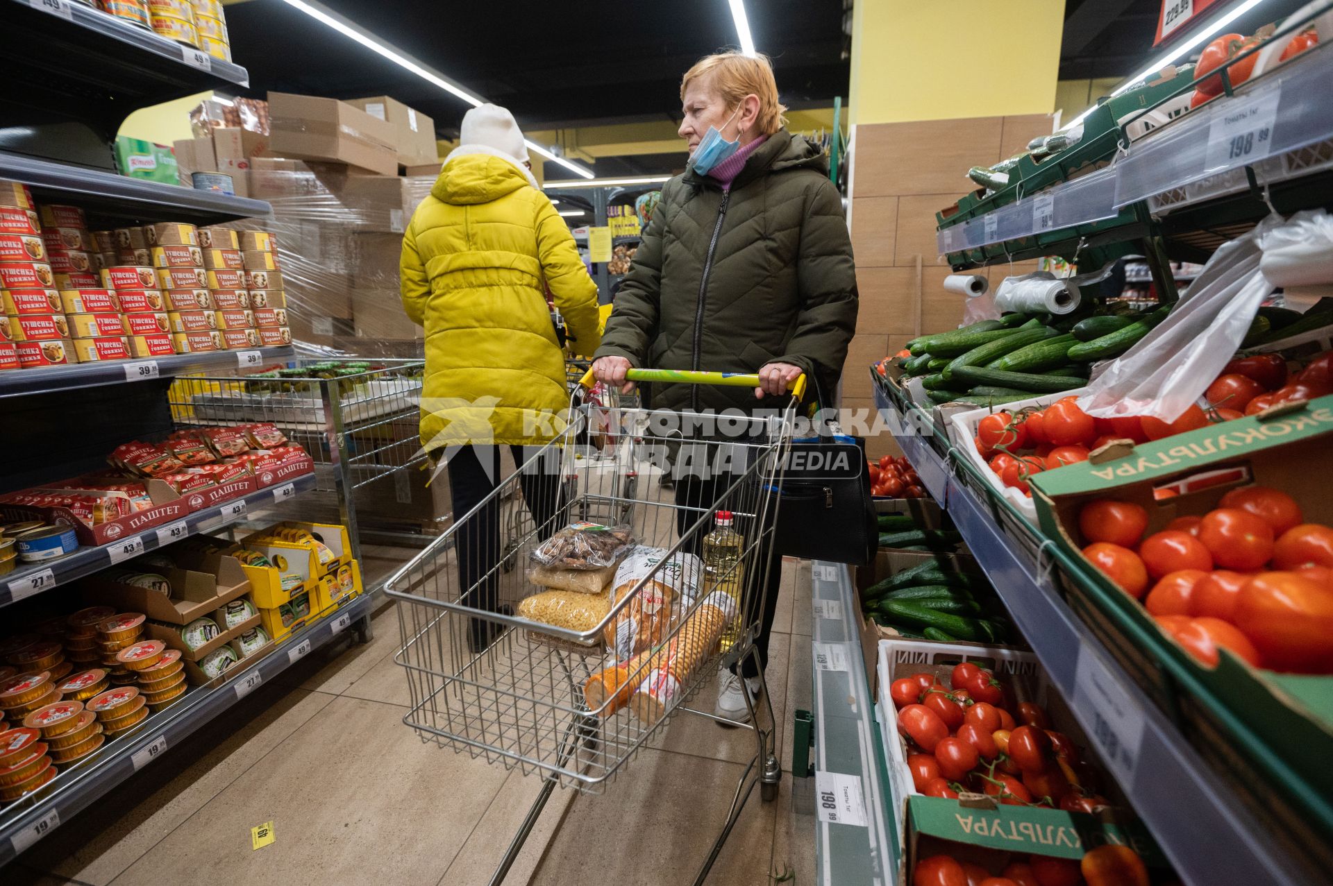 Санкт-Петербург. Покупатели в продуктовом магазине.