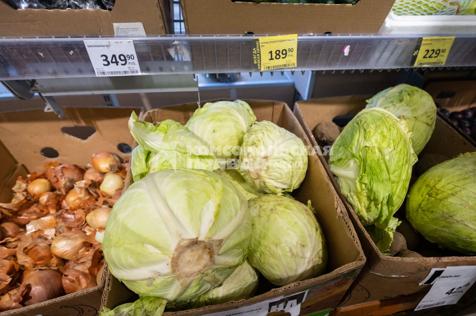 Санкт-Петербург. Лук репчатый и капуста на прилавке в продуктовом магазине.