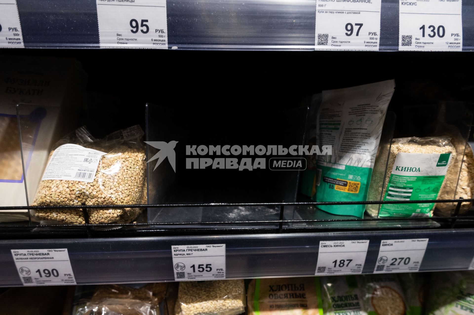 Санкт-Петербург. Полки с крупами в продуктовом магазине.