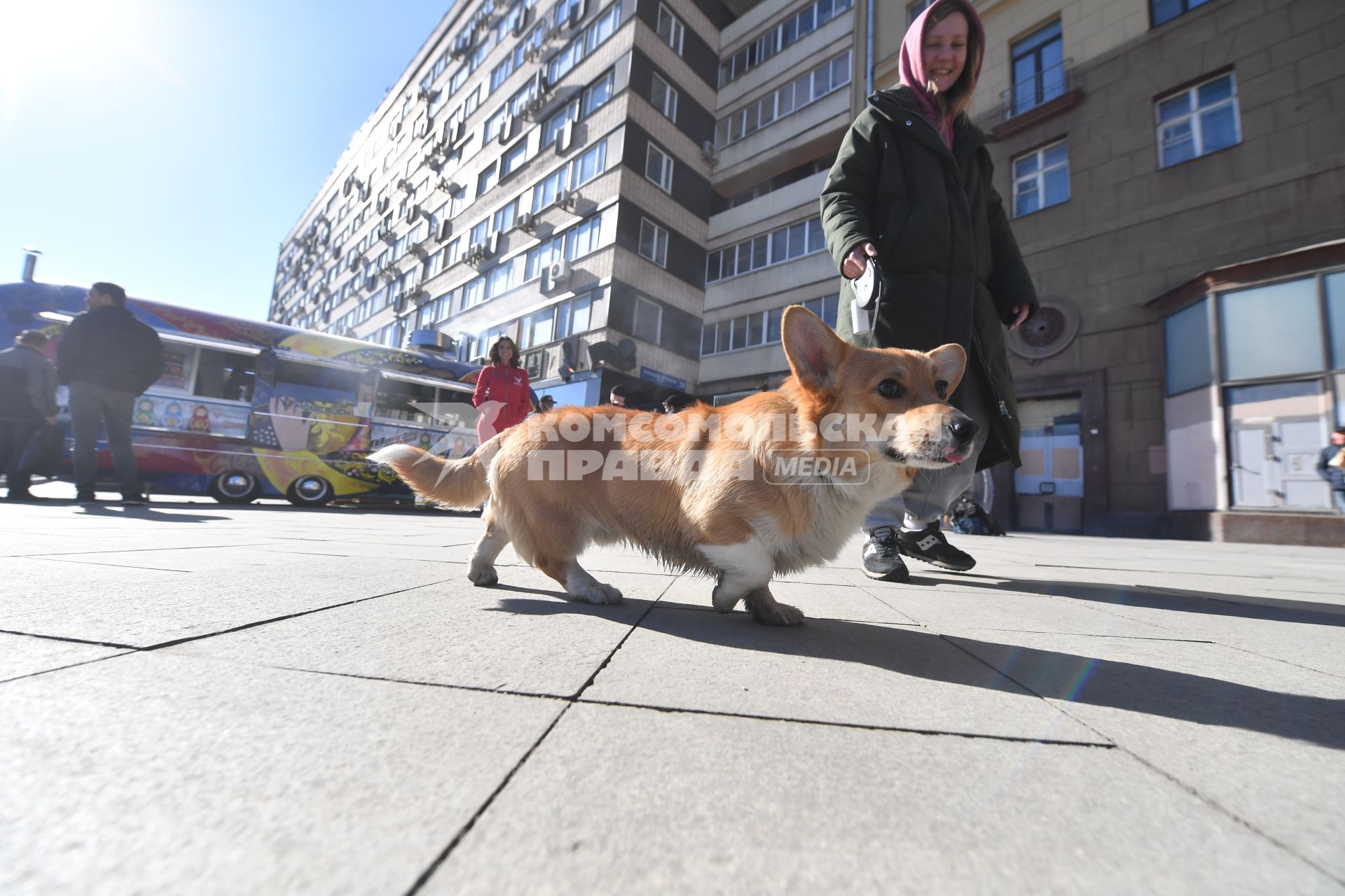 Москва.  Фуд-трак `Матрешка`, установлен у закрывшегося ресторана `Макдоналдс` на Пушкинской площади.