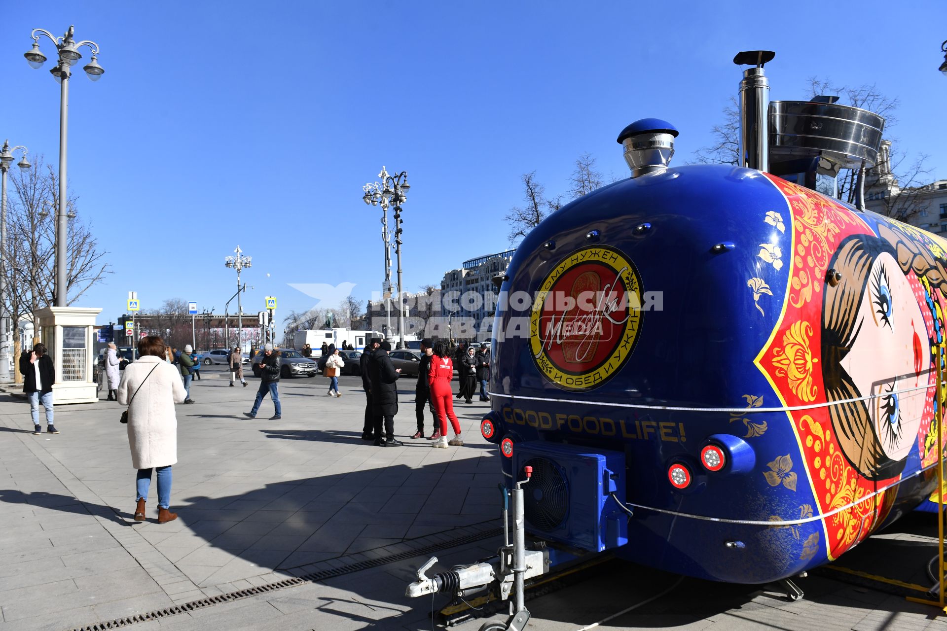 Москва.  Фуд-трак`Матрешка`, установлен у закрывшегося ресторана`Макдоналдс` на Пушкинской площади.