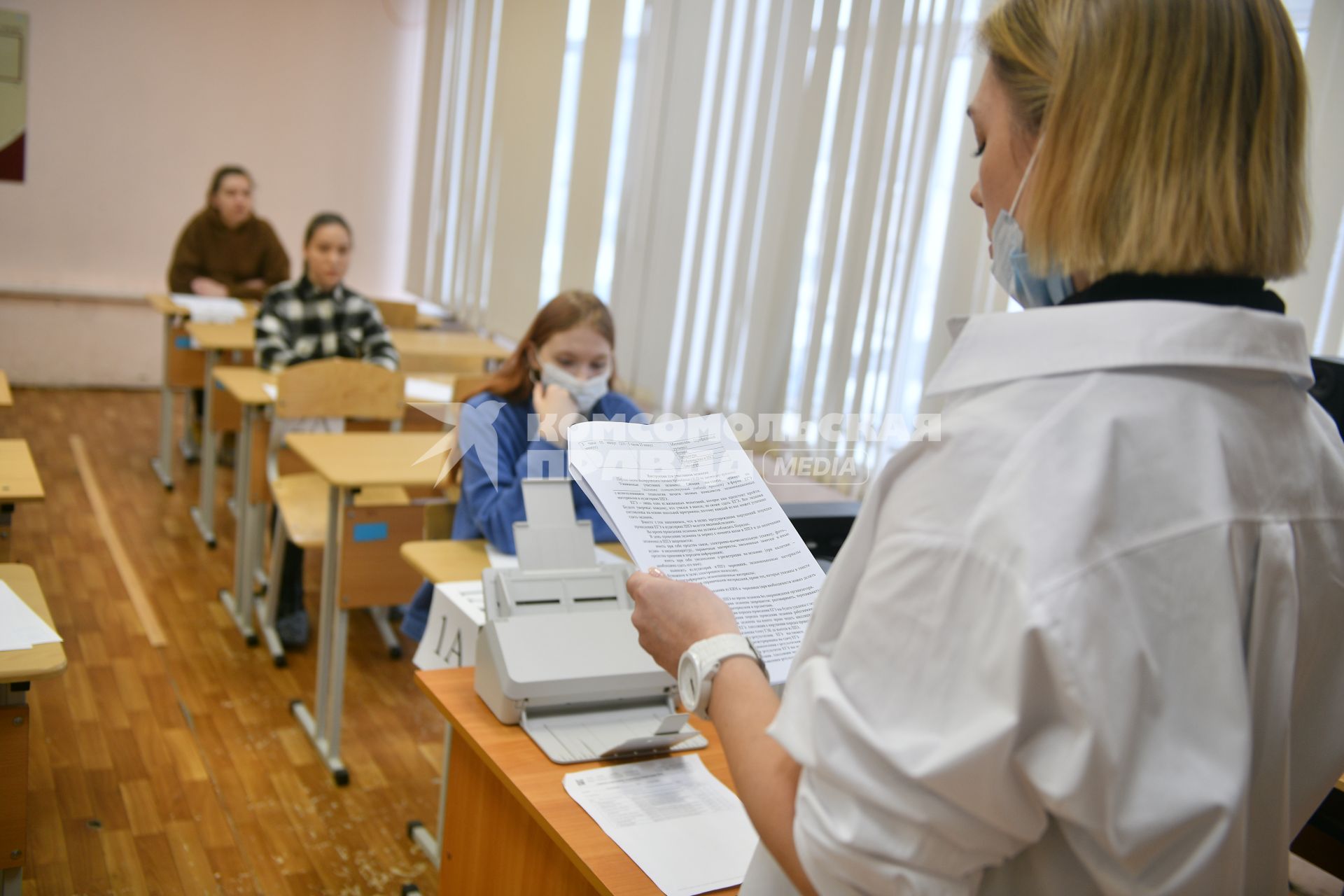 Екатеринбург. Школьники перед началом досрочного ЕГЭ по географии, химии и литературе в гимназии №94