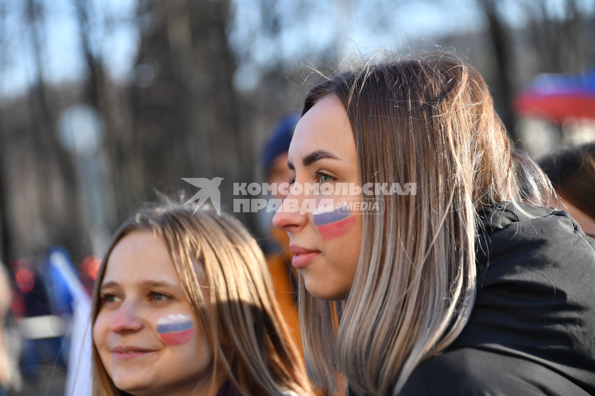 Москва. Участницы митинга-концерта в `Лужниках`, посвященного 8-й годовщине воссоединения Крыма с Россией.