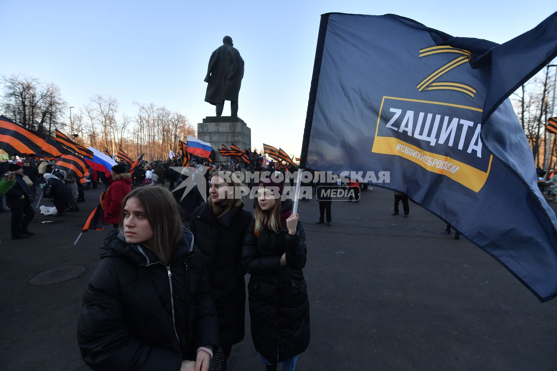 Москва. Участники митинга-концерта в `Лужниках`, посвященного 8-й годовщине воссоединения Крыма с Россией.