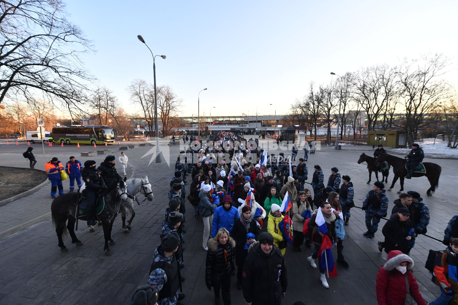 Москва. Участники митинга-концерта в `Лужниках`, посвященного 8-й годовщине воссоединения Крыма с Россией.