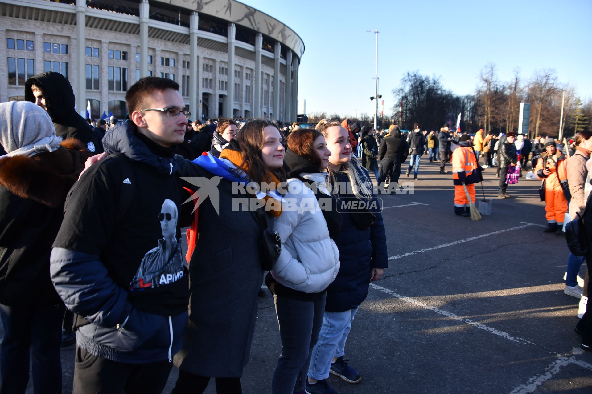 Москва. Участники митинга-концерта в `Лужниках`, посвященного 8-й годовщине воссоединения Крыма с Россией.