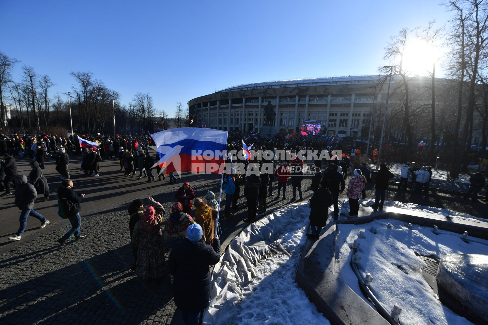 Москва. Участники митинга-концерта в `Лужниках`, посвященного 8-й годовщине воссоединения Крыма с Россией.