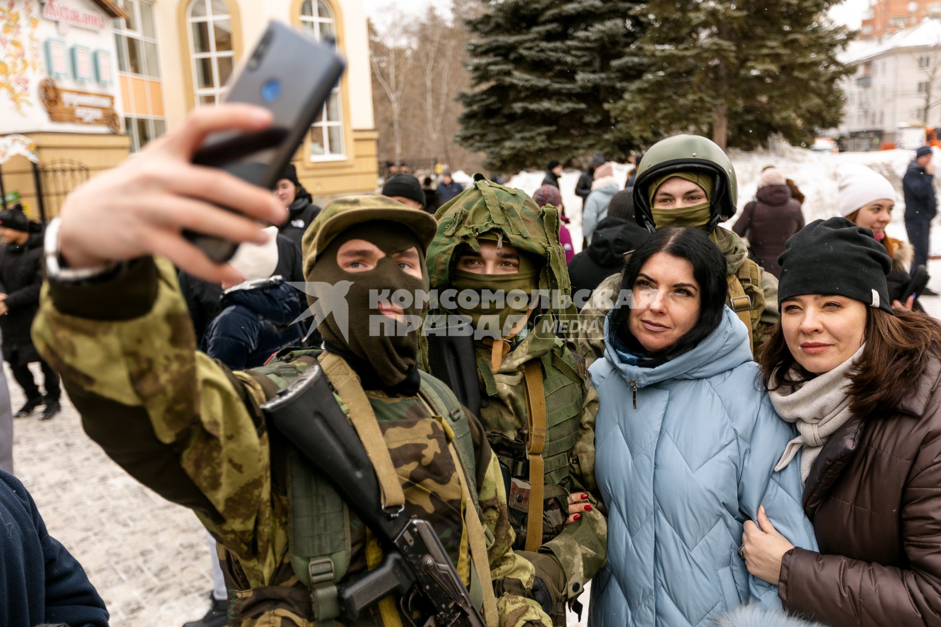 Челябинск. Горожане во время митинг-концерта `Крымская весна`, посвященного восьмой годовщине воссоединения Крыма с Россией, в парке Гагарина.