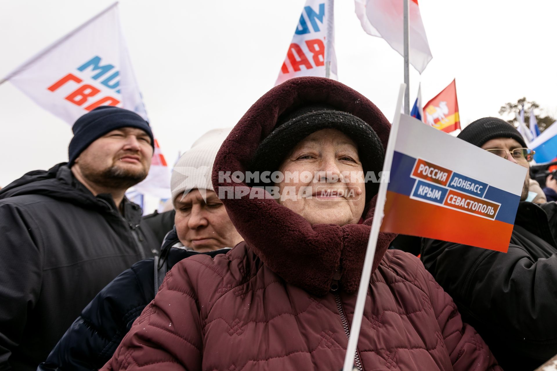 Челябинск. Горожане во время митинг-концерта `Крымская весна`, посвященного восьмой годовщине воссоединения Крыма с Россией, в парке Гагарина.