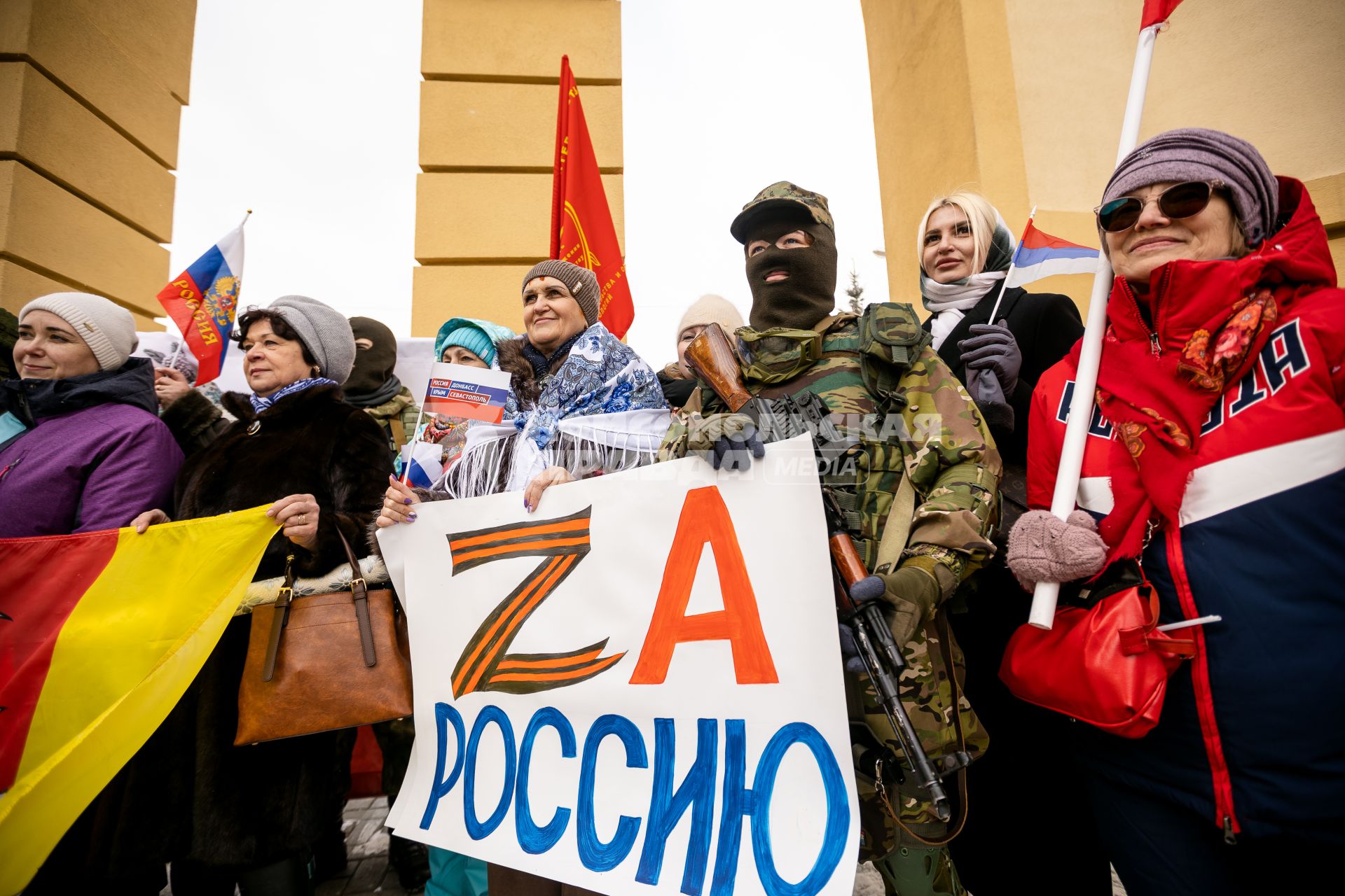 Челябинск. Горожане во время митинг-концерта `Крымская весна`, посвященного восьмой годовщине воссоединения Крыма с Россией, в парке Гагарина.