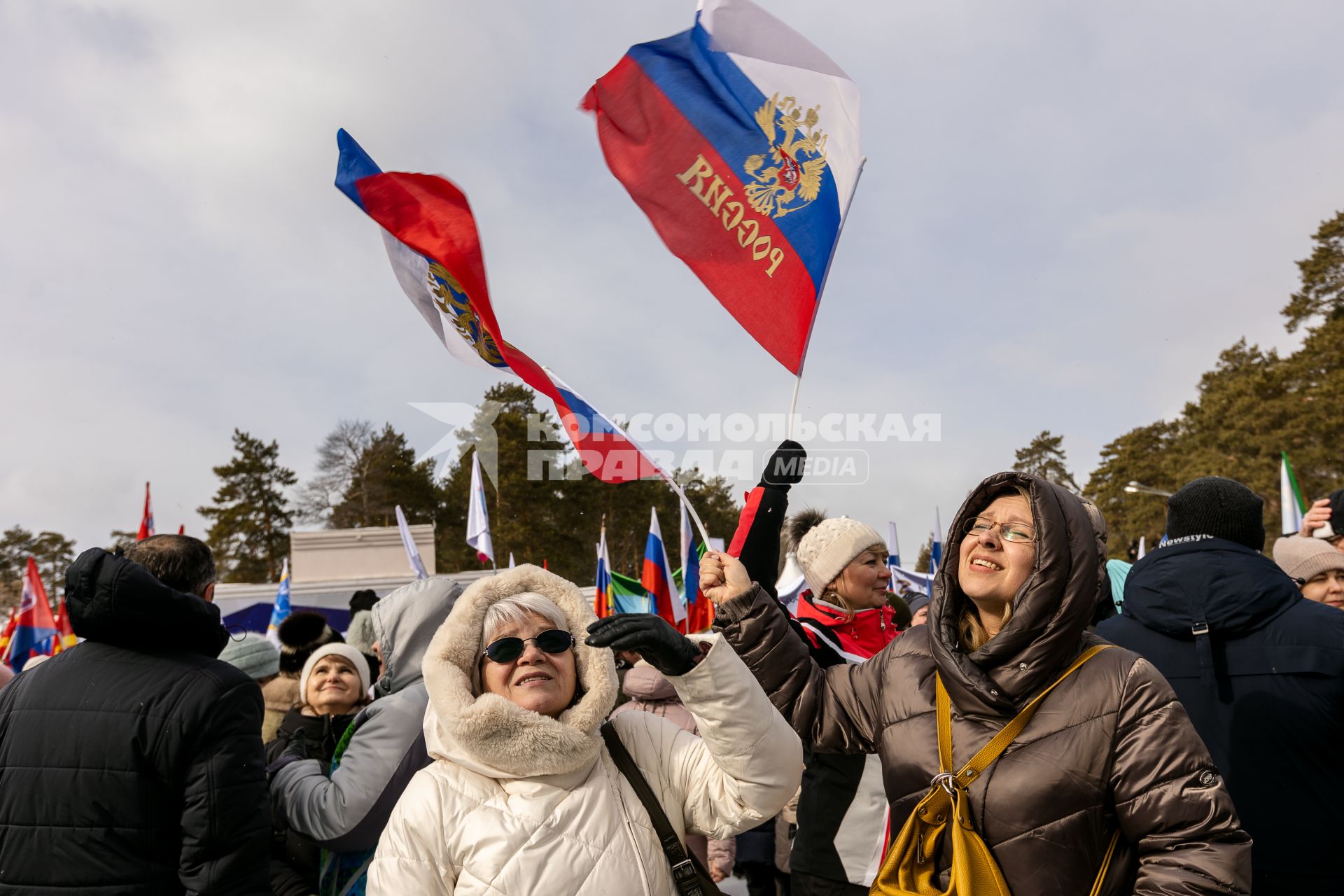 Челябинск. Горожане во время митинг-концерта `Крымская весна`, посвященного восьмой годовщине воссоединения Крыма с Россией, в парке Гагарина.