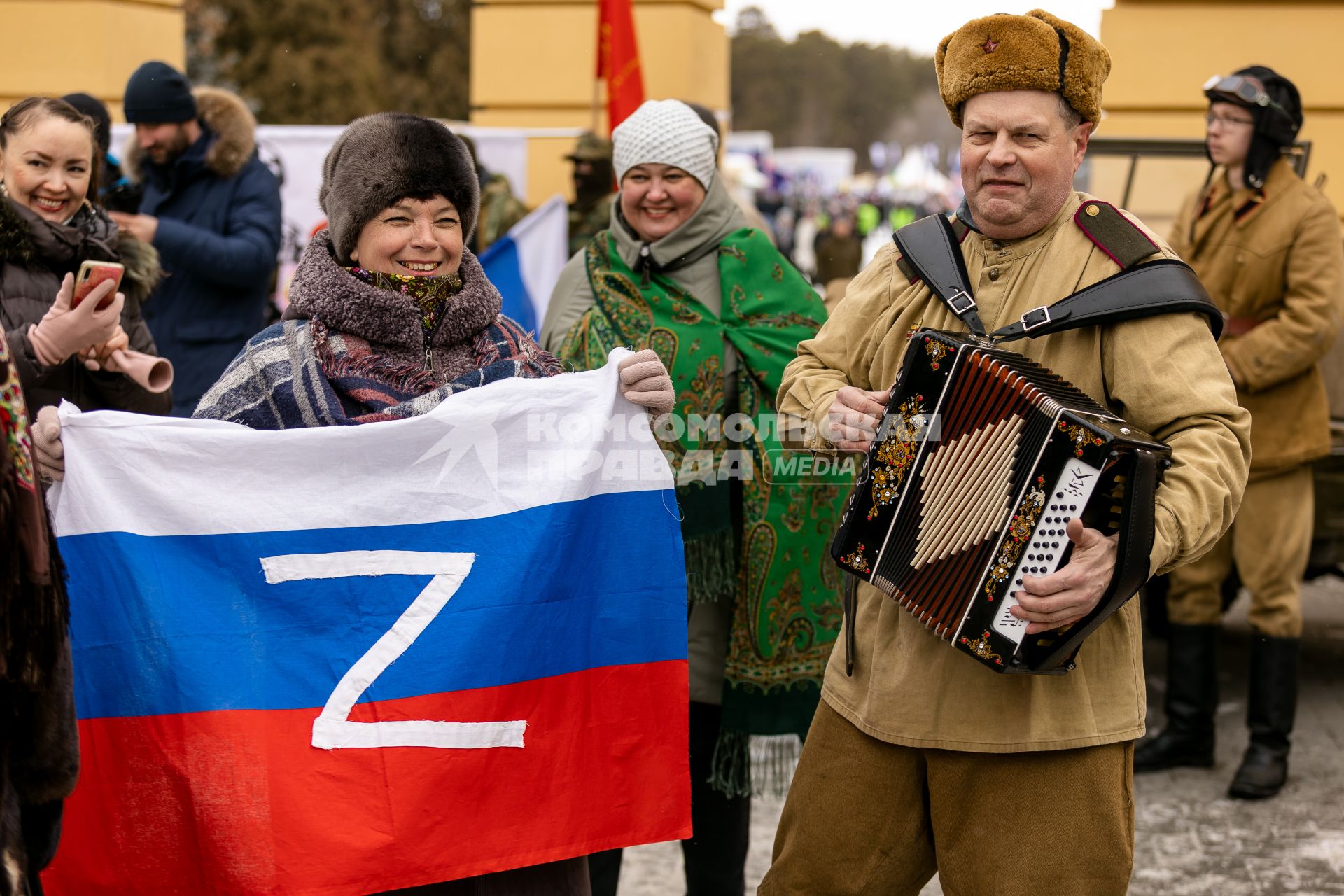 Челябинск. Горожане во время митинг-концерта `Крымская весна`, посвященного восьмой годовщине воссоединения Крыма с Россией, в парке Гагарина.