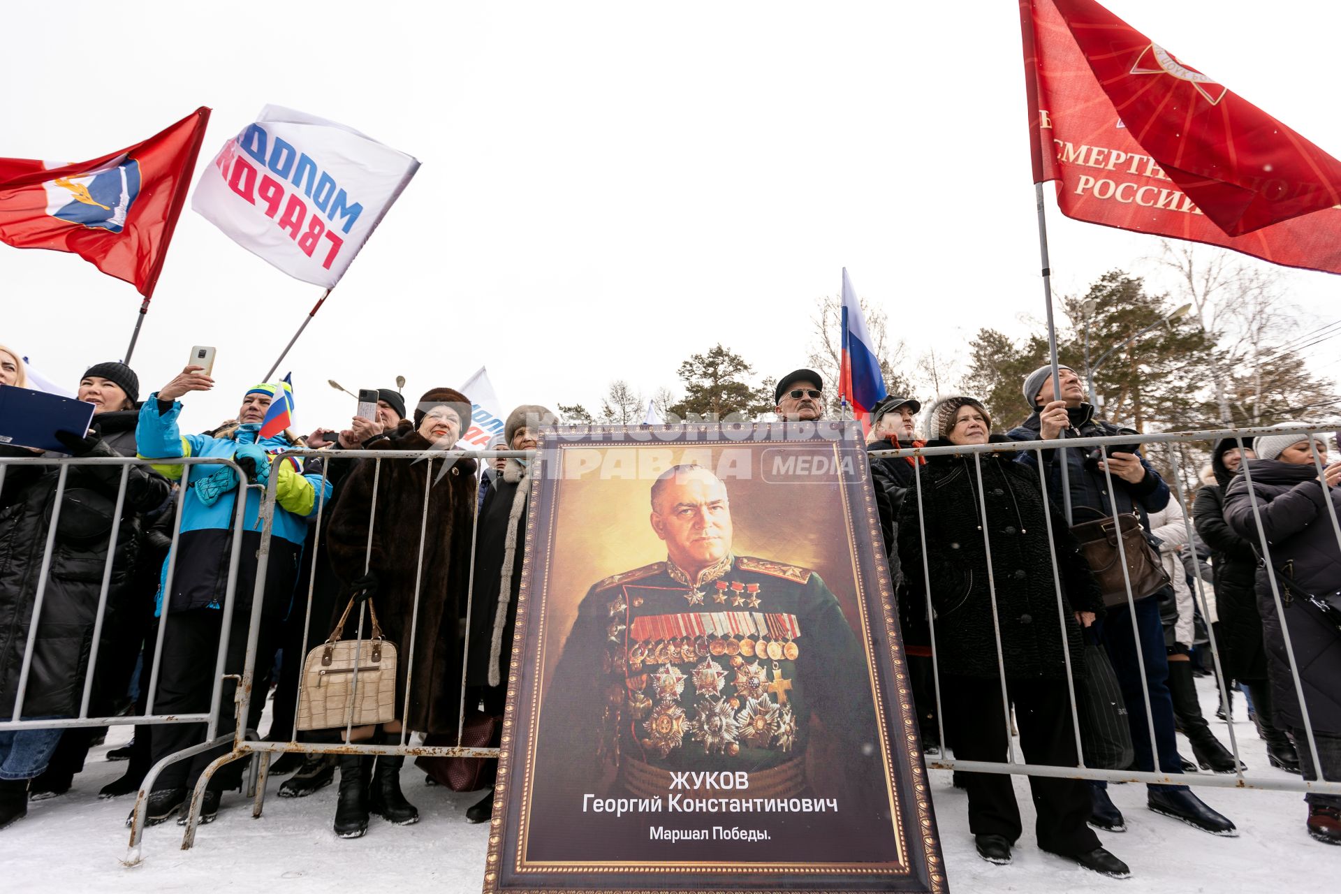 Челябинск. Горожане во время митинг-концерта `Крымская весна`, посвященного восьмой годовщине воссоединения Крыма с Россией, в парке Гагарина.