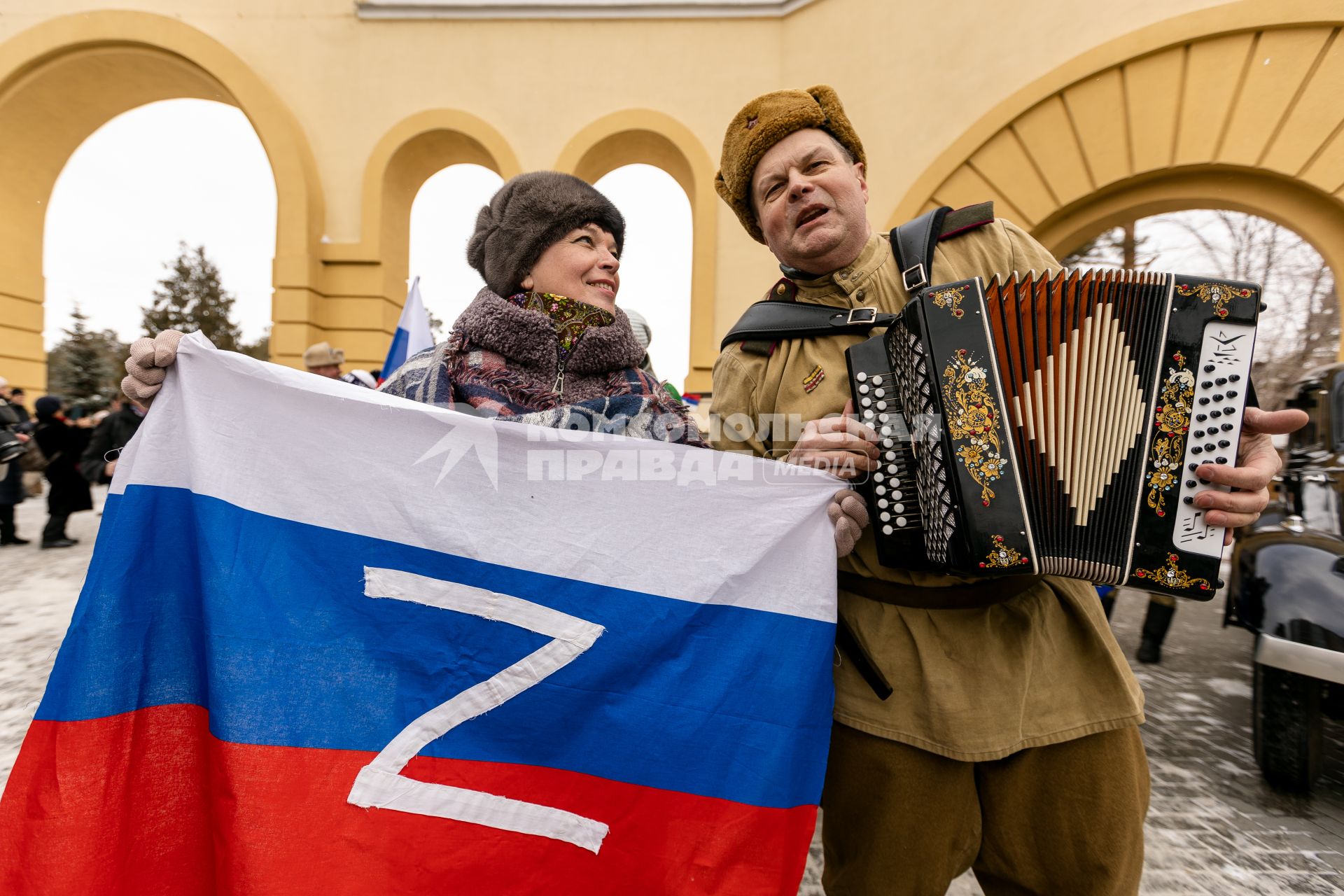 Челябинск. Горожане во время митинг-концерта `Крымская весна`, посвященного восьмой годовщине воссоединения Крыма с Россией, в парке Гагарина.