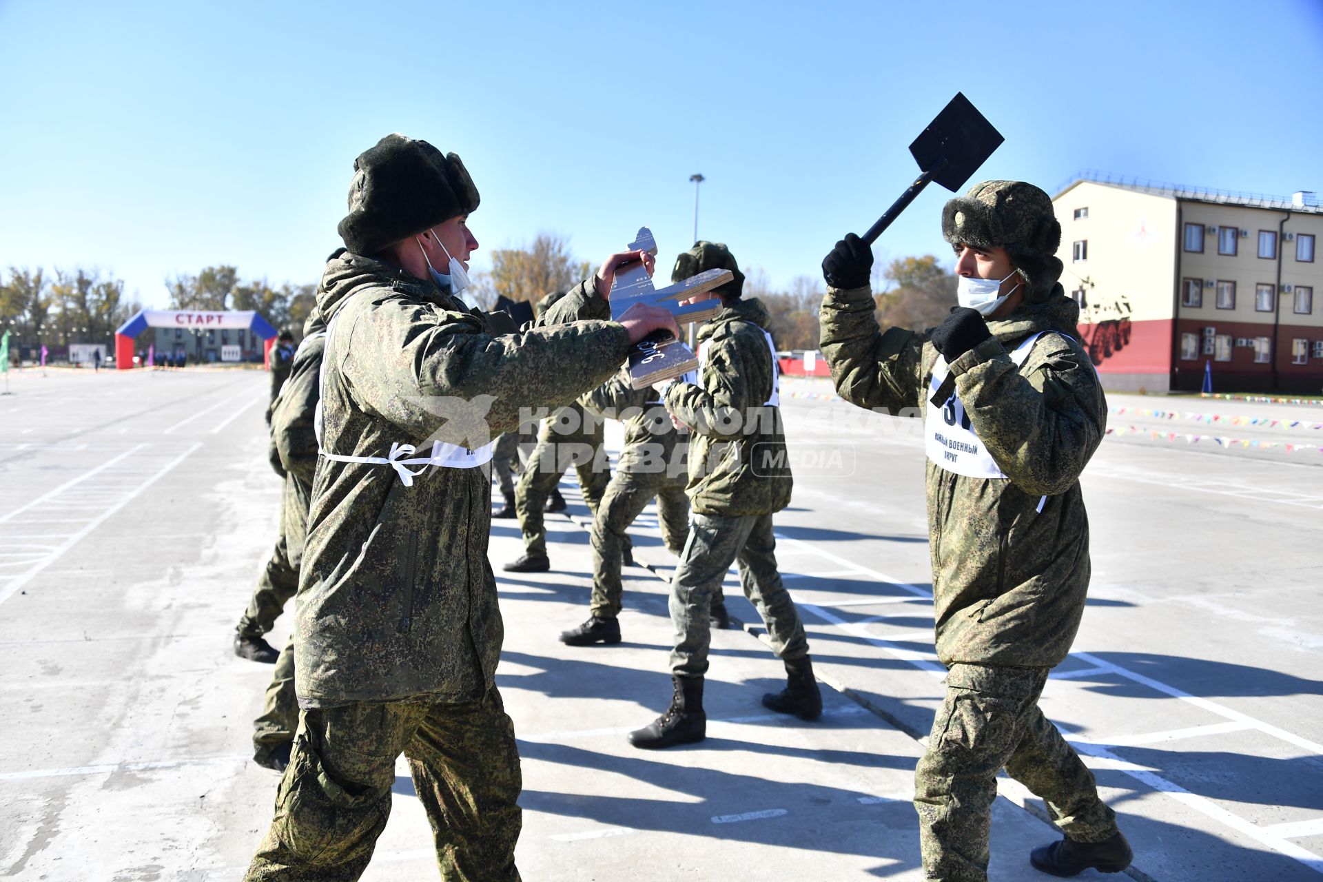 г.Ростов на Дону. Военнослужащие 103-го мотострелкового полка во время тренировки.