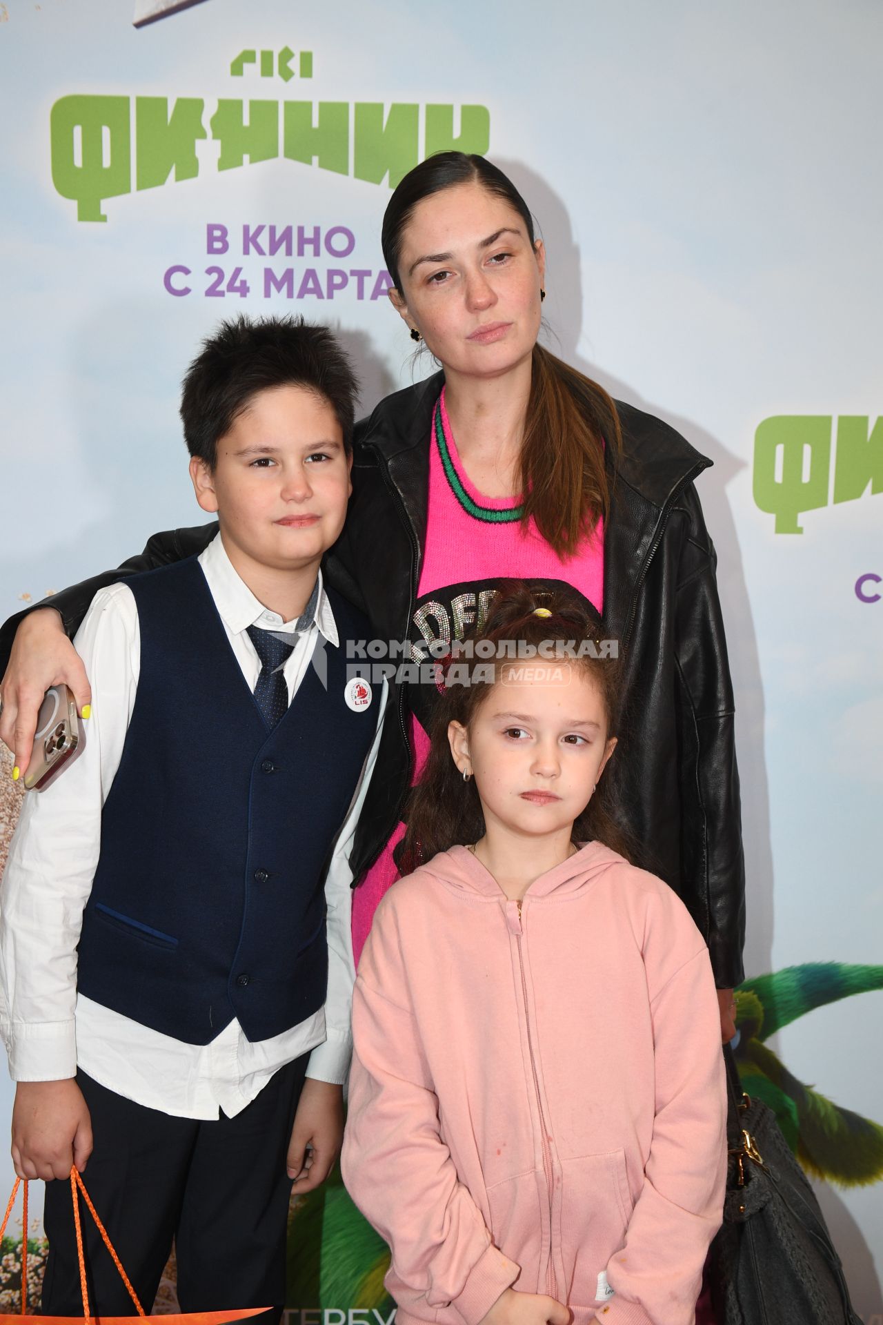 Москва. Актриса Агата Муцениеце с детьми Мией и Тимофеем Прилучными на премьере мультфильма `Финник` в кинотеатре `Каро 11 Октябрь`.