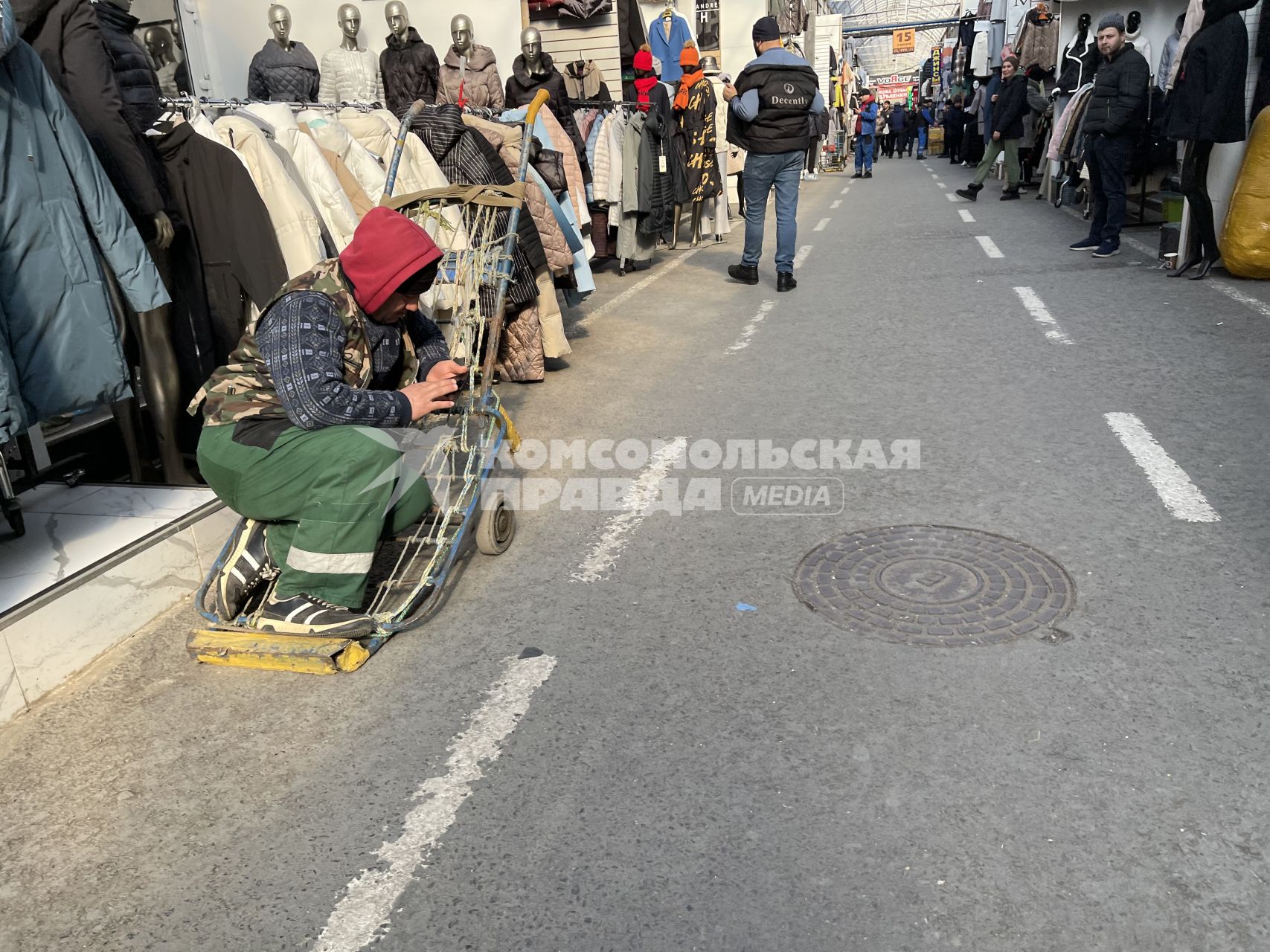 Москва. Торговый комплекс `Садовод`.