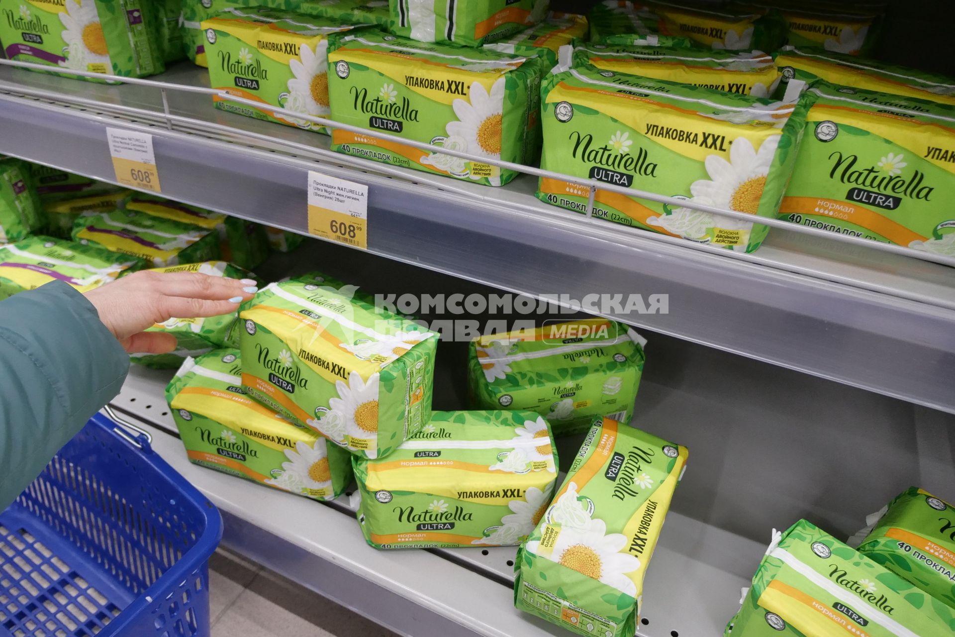 Самара. Стеллаж с женской гигиенической продукцией в магазине.