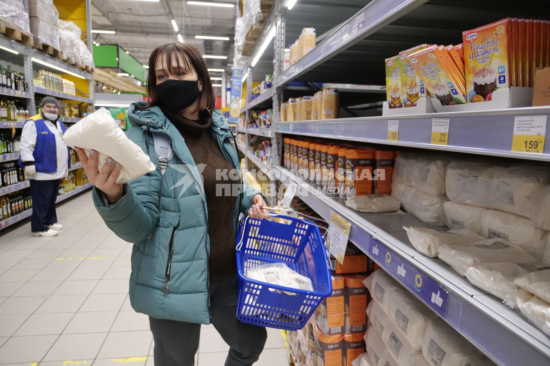 Самара. Женщина держит в руках упаковки с сахаром в продуктовом магазине.