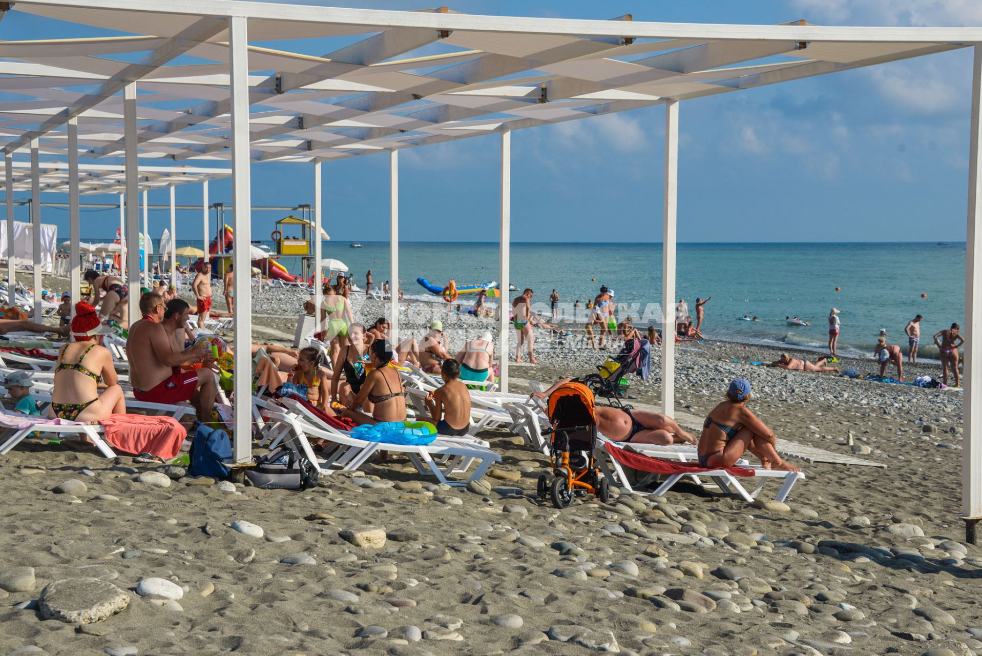 Поселок Лоо. Отдыхающие на пляже Черного моря.