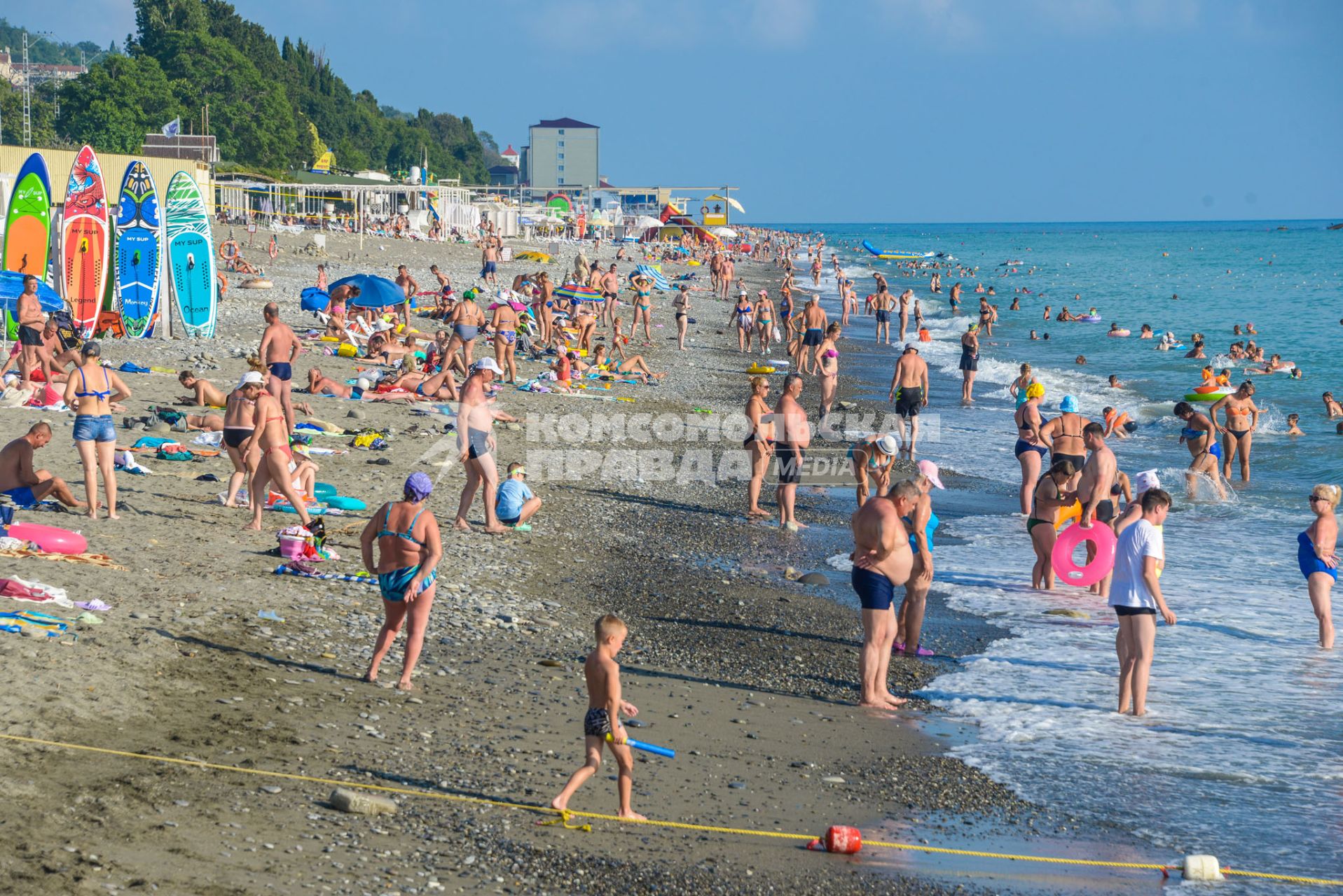 Поселок Лоо. Отдыхающие на пляже Черного моря.