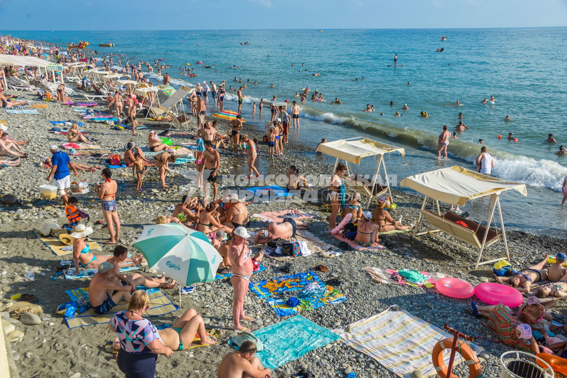 Поселок Лоо. Отдыхающие на пляже Черного моря.