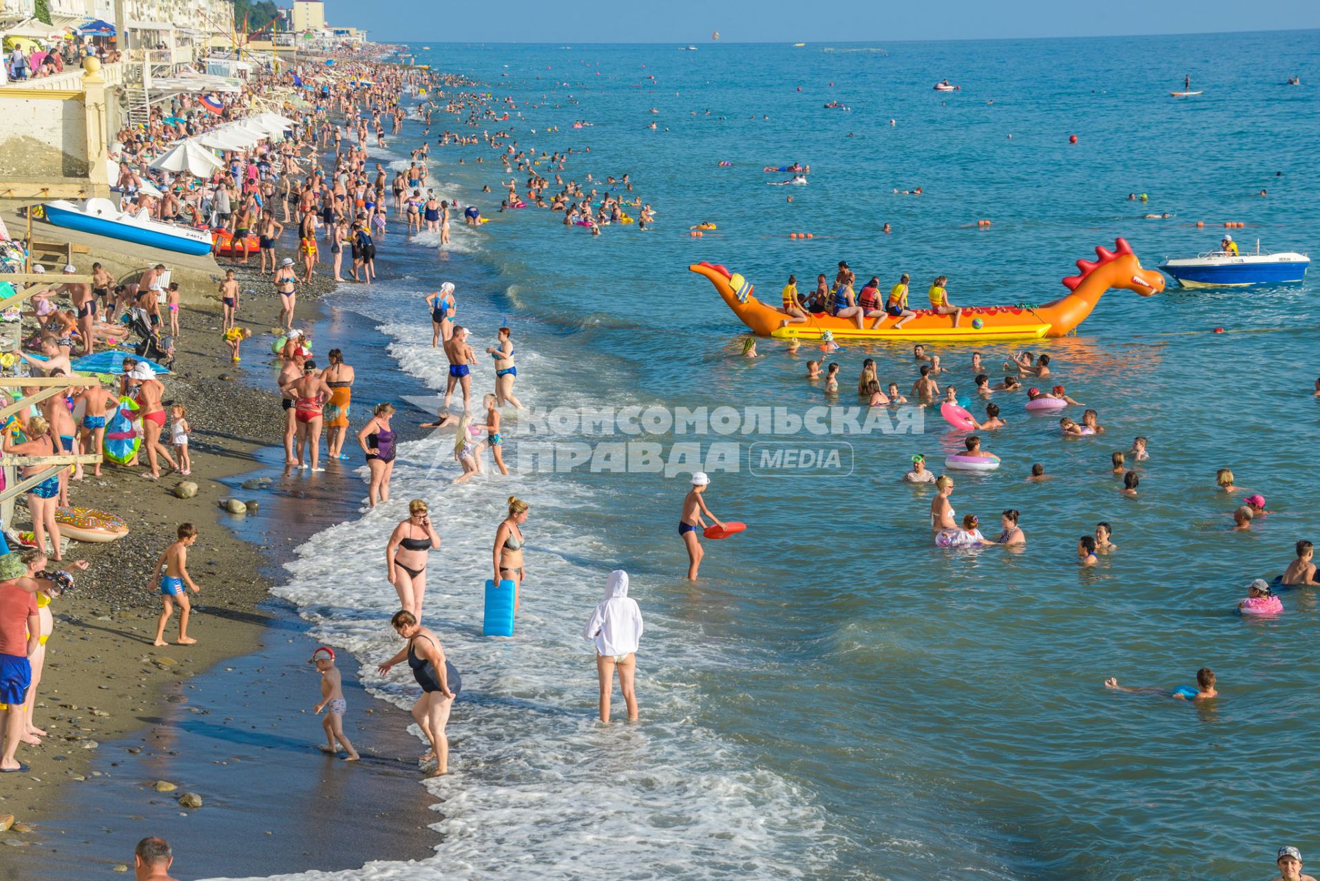 Поселок Лоо. Отдыхающие купаются в Черном море.