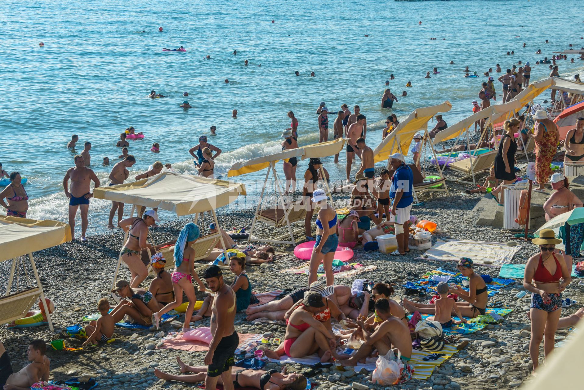 Поселок Лоо. Отдыхающие на пляже Черного моря.