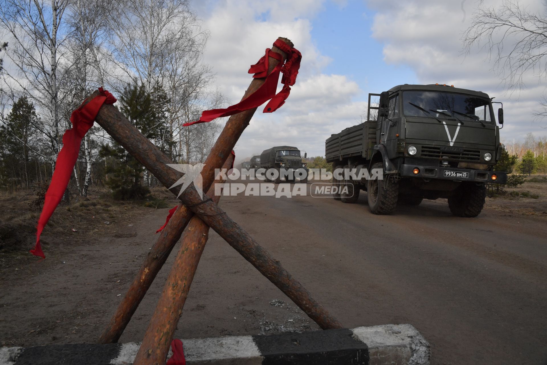 Киевская область. г.Чернобыль. Военная операции РФ по демилитаризации Украины. Колонна российской военной техники движется мимо блок-поста.