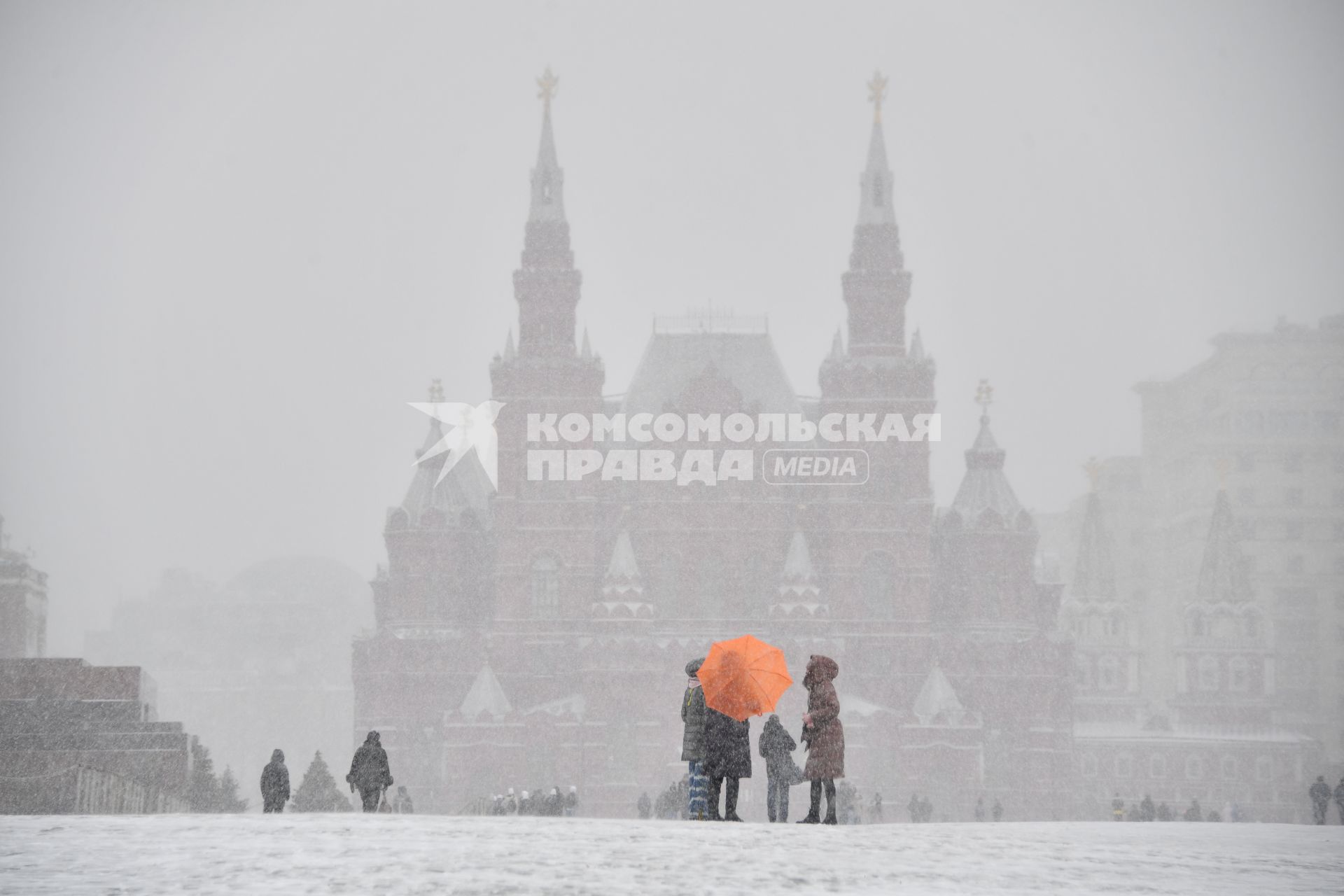 Москва. Люди на Красной площади во время снегопада.