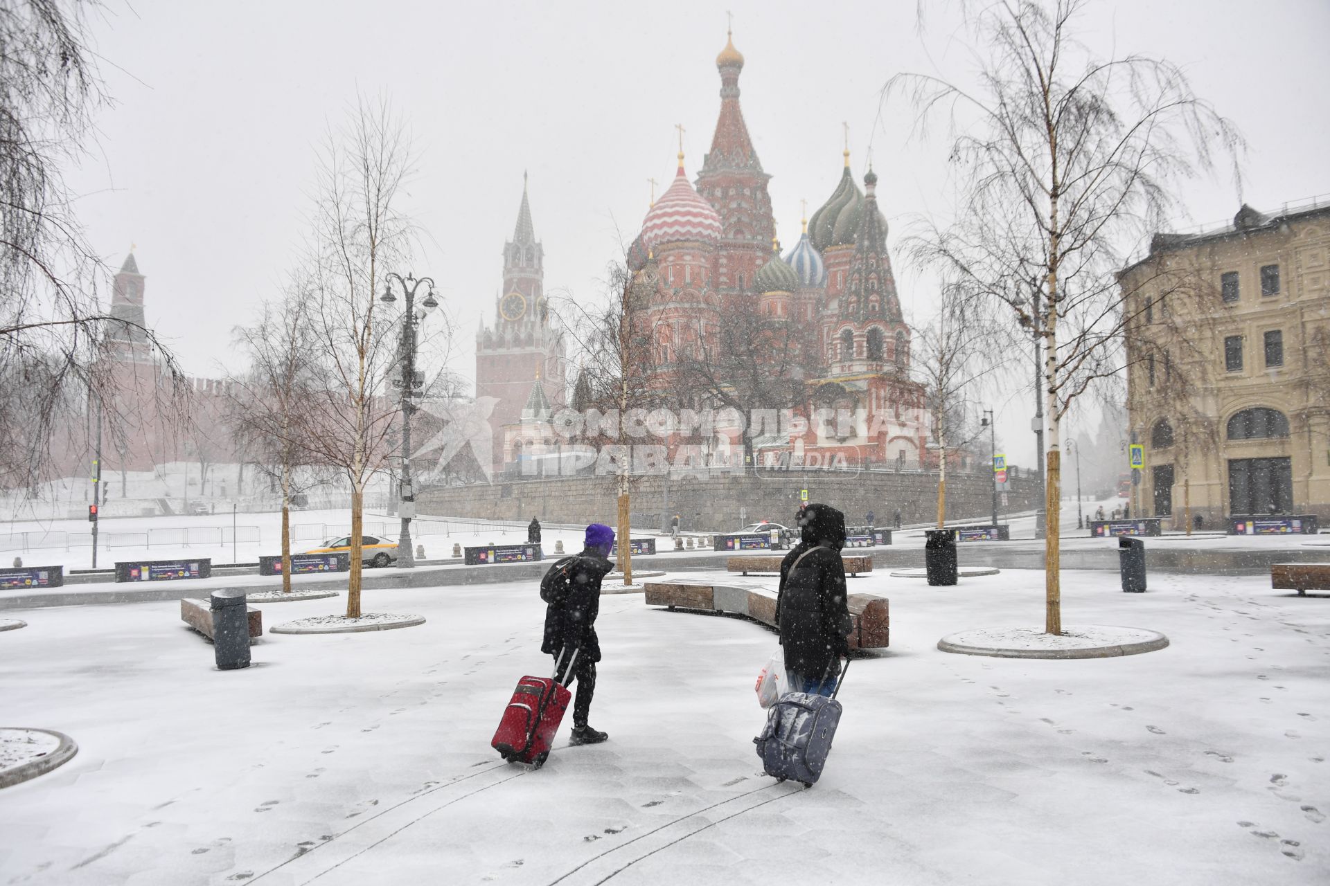 Москва. Вид на Спасскую башню и храм Василия Блаженного во время снегопада.