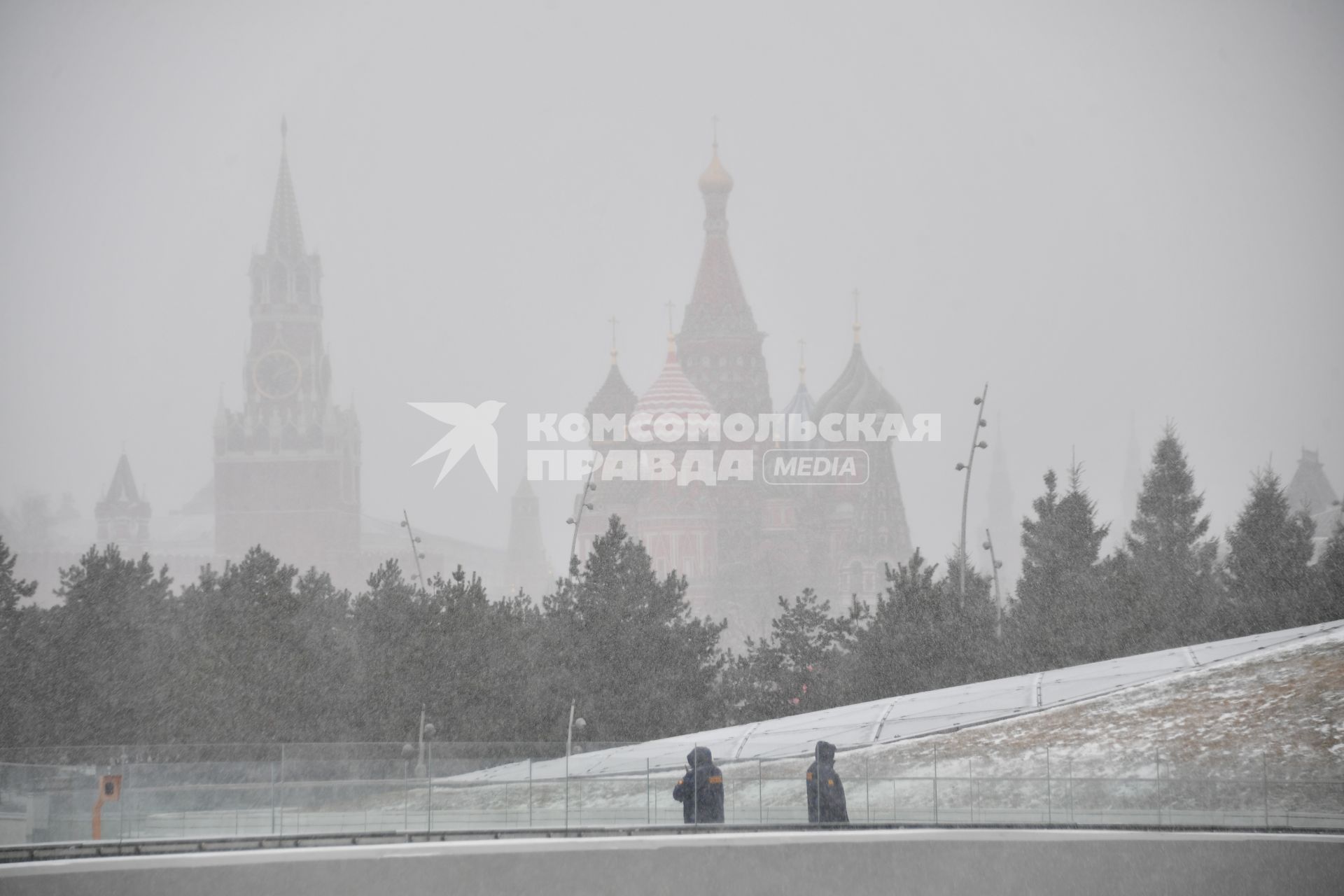 Москва. Вид на Спасскую башню и храм Василия Блаженного (справа) во время снегопада.