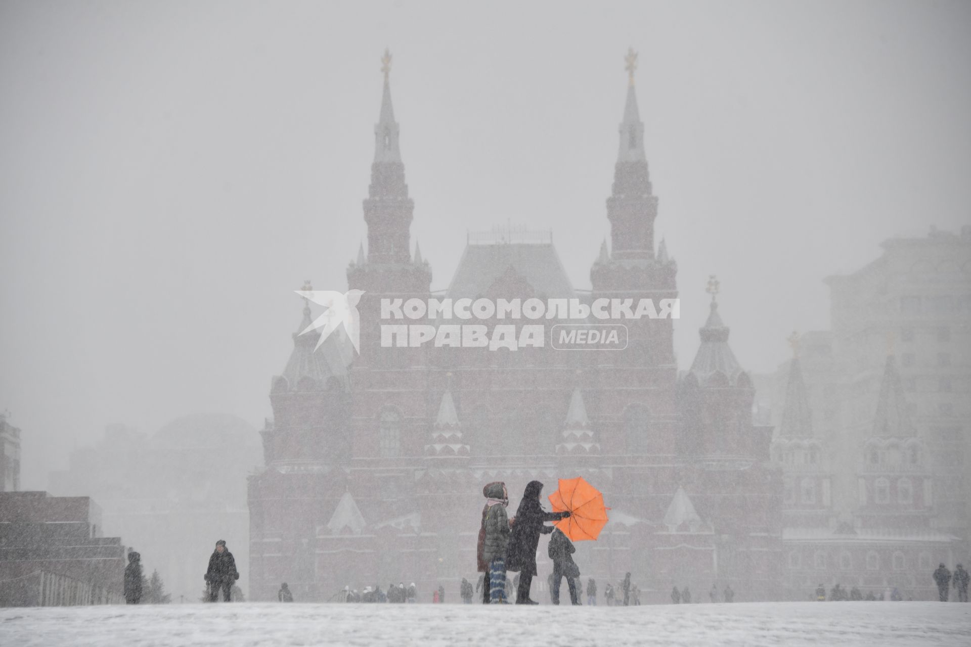 Москва. Люди на Красной площади во время снегопада.