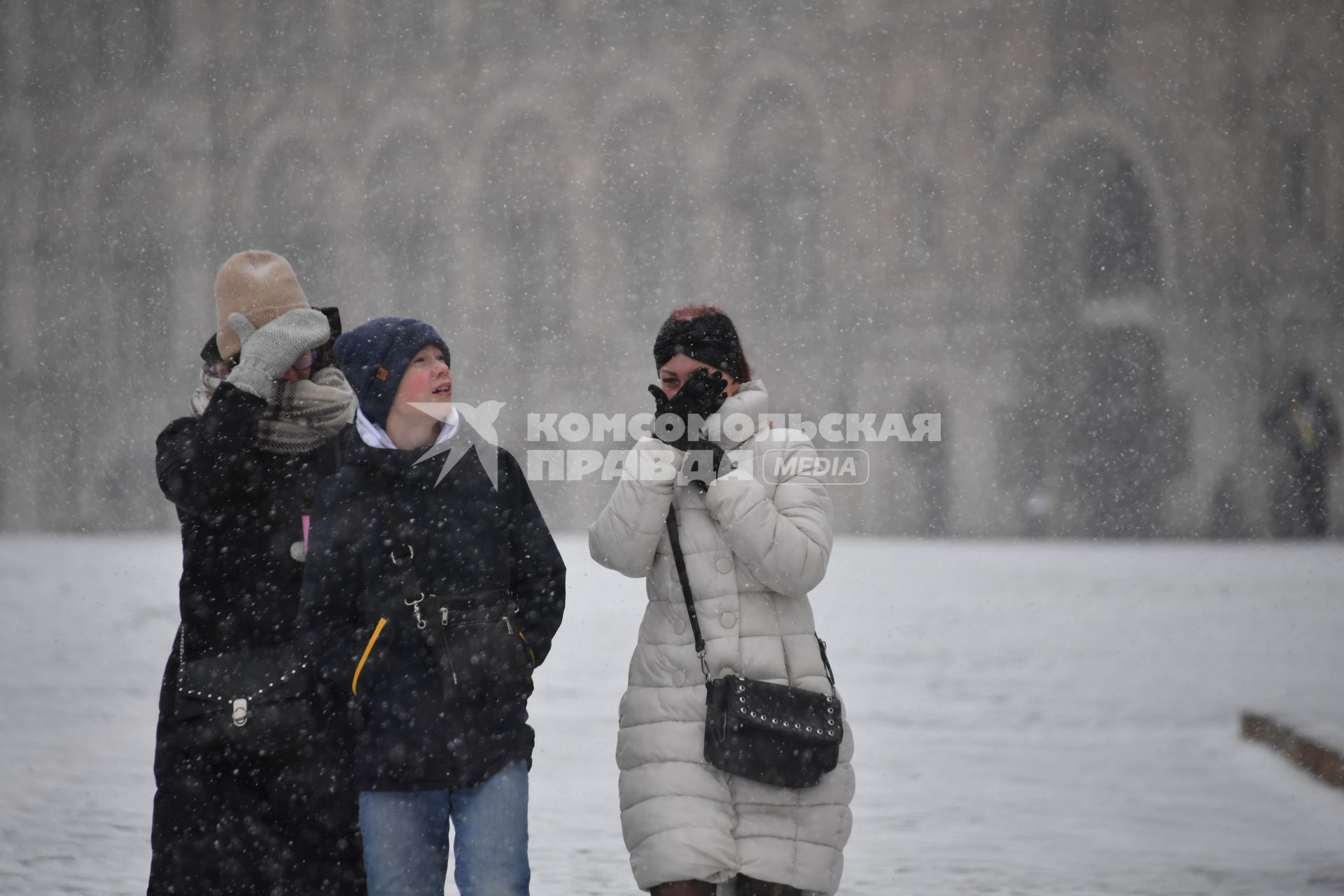 Москва. Люди на Красной площади во время снегопада.