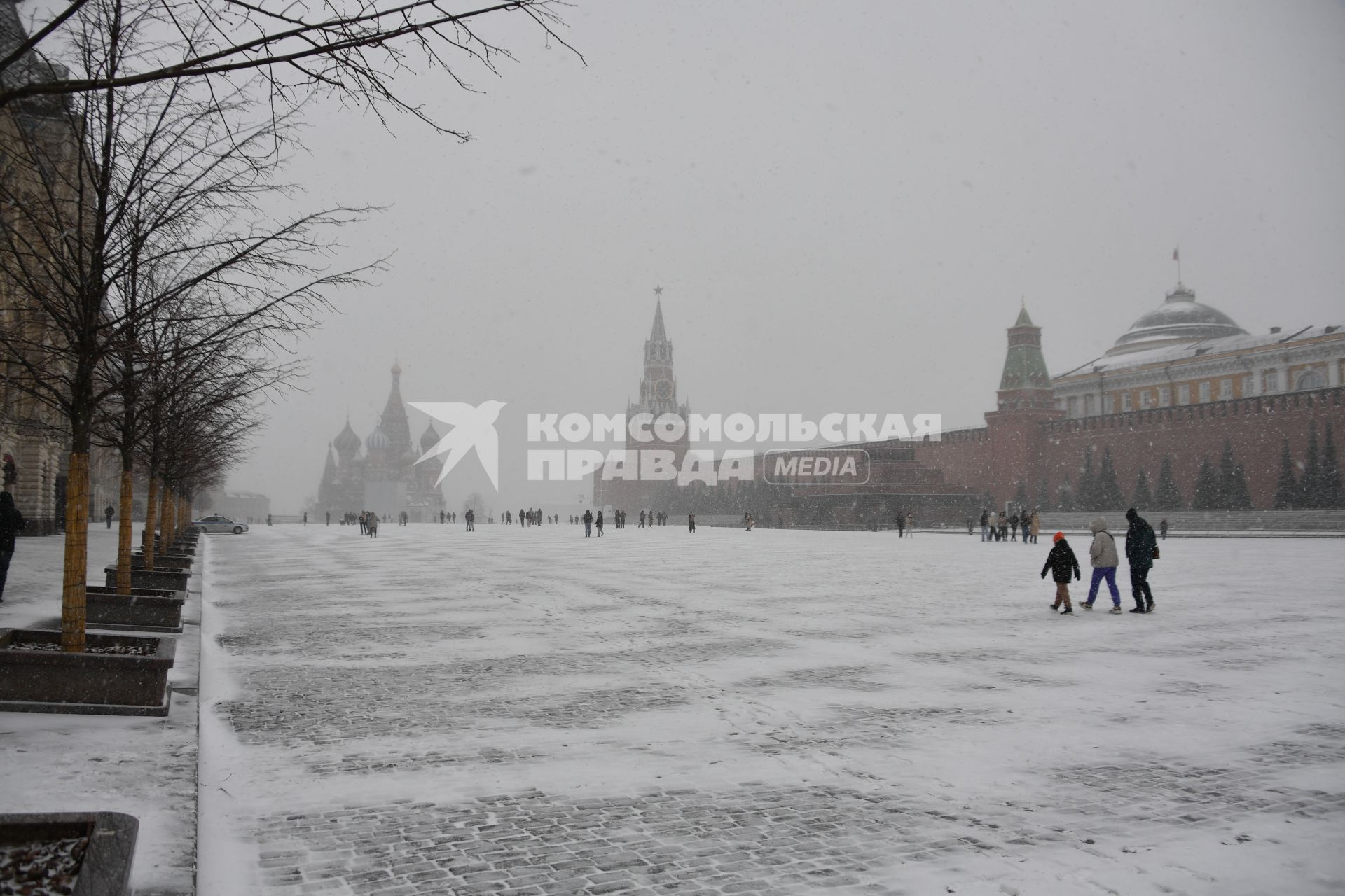 Москва. Люди на Красной площади во время снегопада.