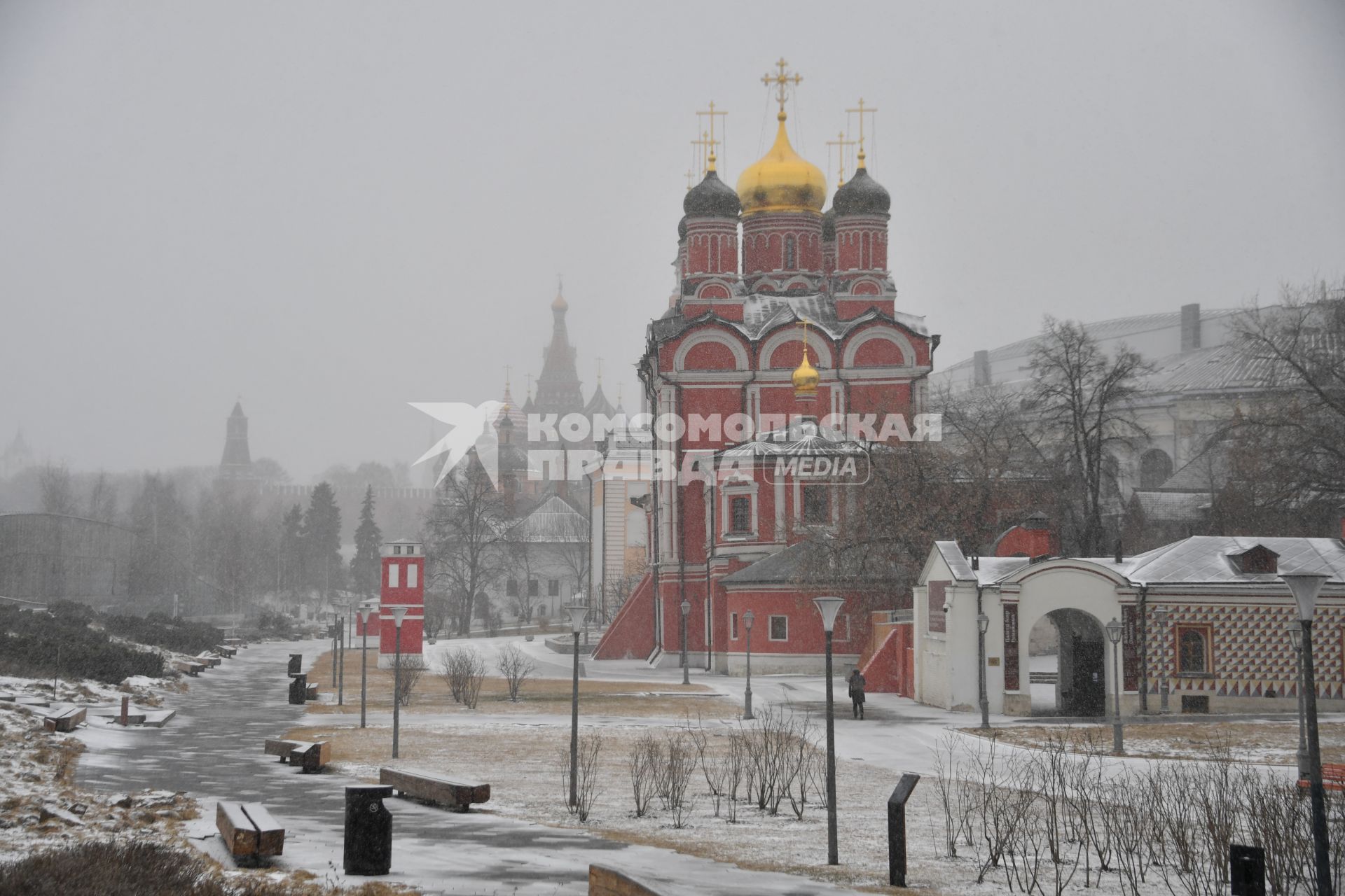 Москва. Собор Знаменского монастыря на территории парка `Зарядье`.