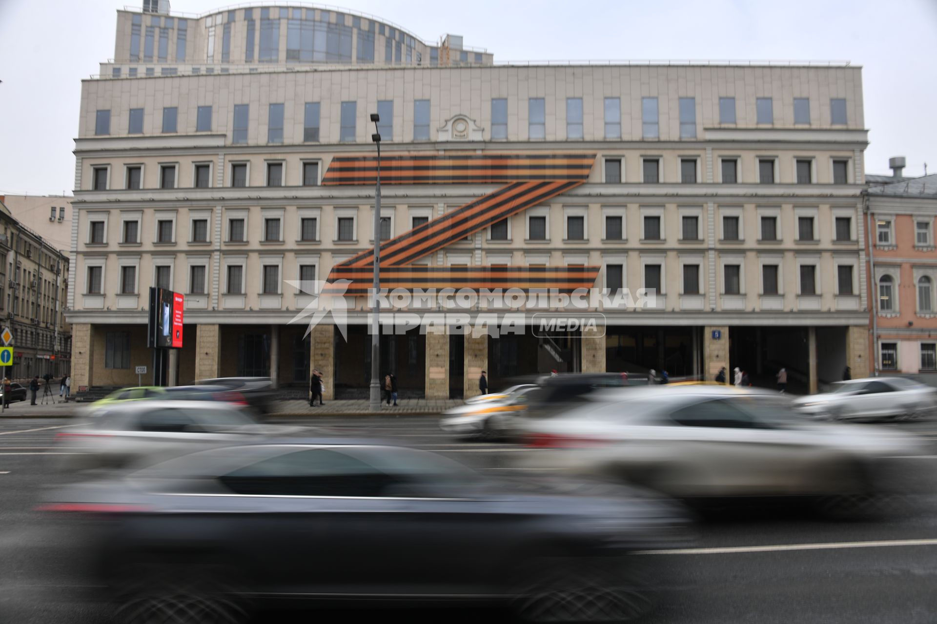 Москва. Знак Z в поддержку Вооруженных сил России на фасаде Московского театра Олега Табакова.