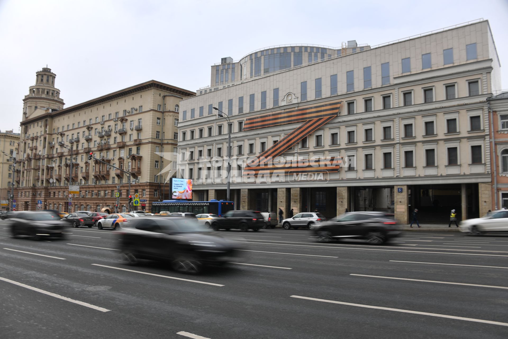 Москва. Знак Z в поддержку Вооруженных сил России на фасаде Московского театра Олега Табакова.