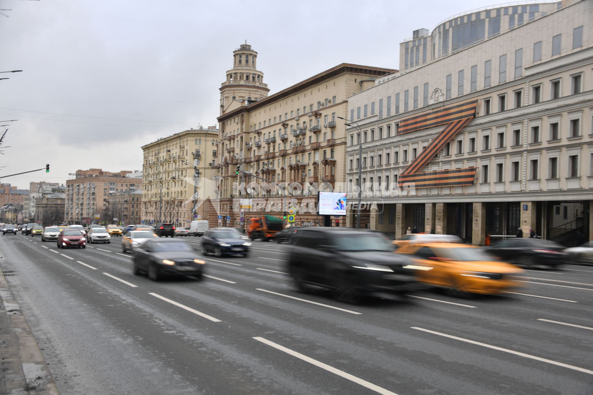 Москва. Знак Z в поддержку Вооруженных сил России на фасаде Московского театра Олега Табакова.