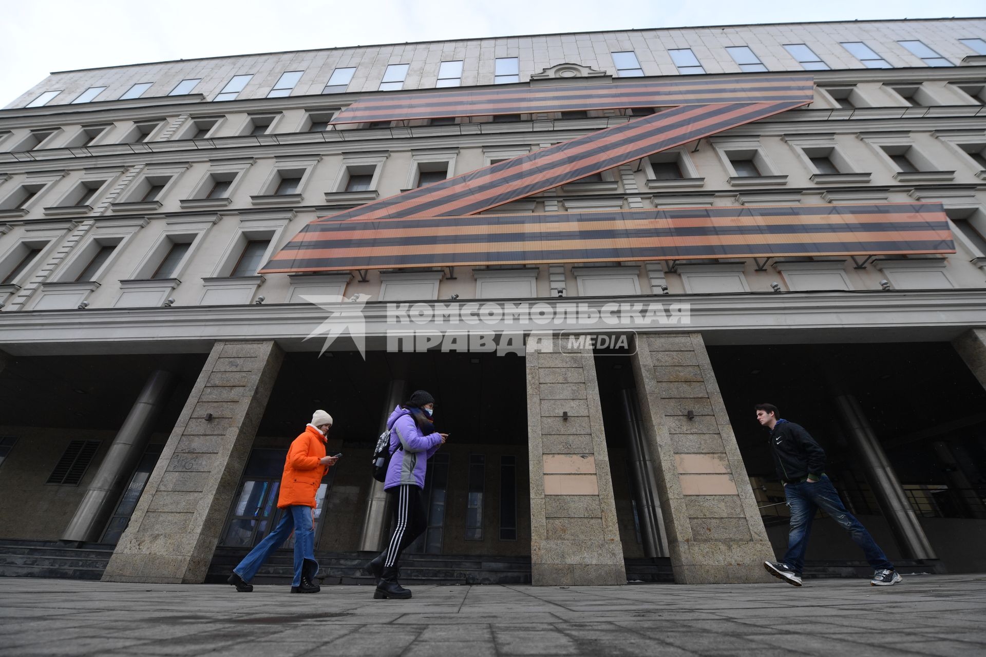 Москва. Знак Z в поддержку Вооруженных сил России на фасаде Московского театра Олега Табакова.