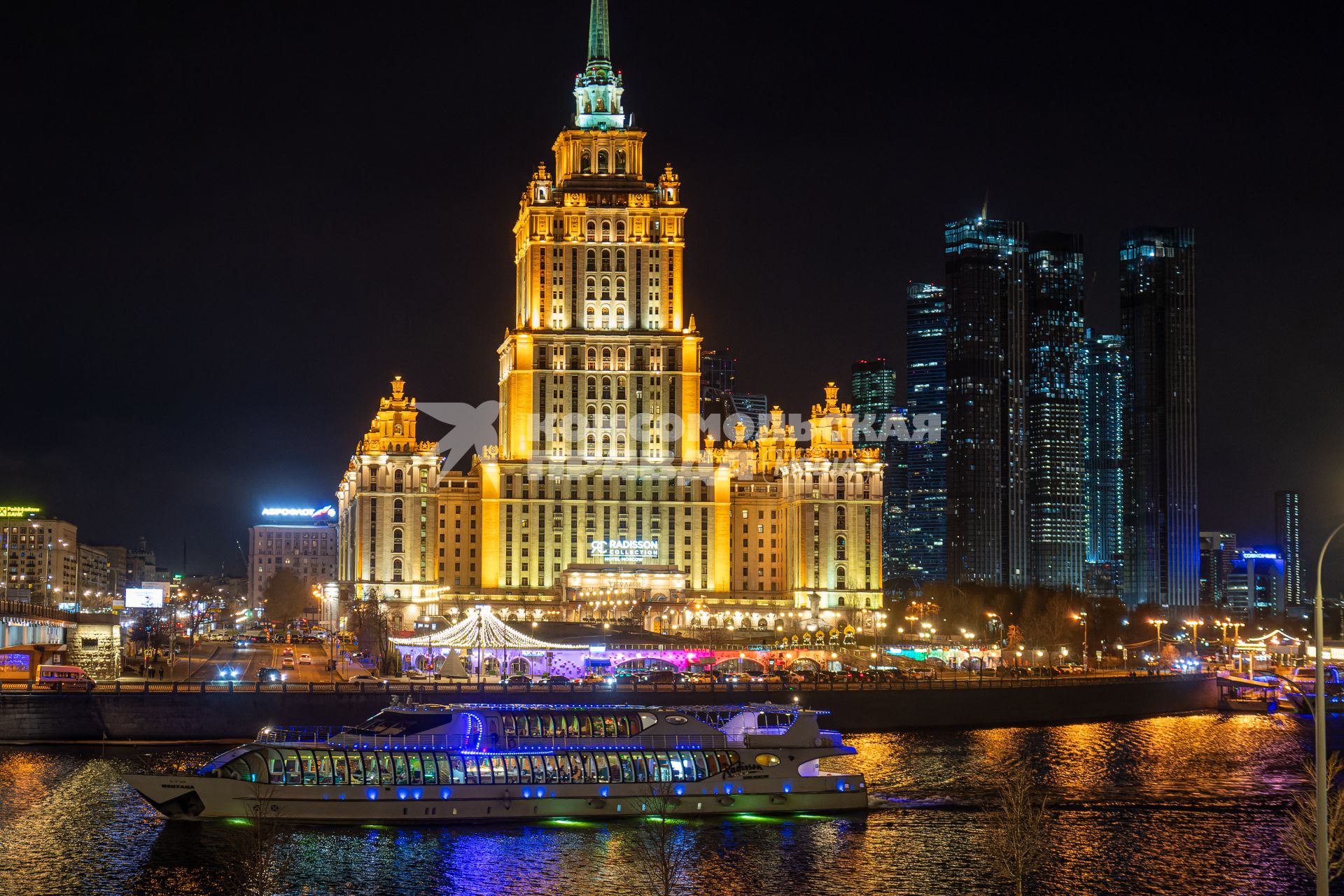 Москва. Вид на гостиницу `Украина` сети `Рэдиссон Коллекшн` на Кутузовском проспекте.