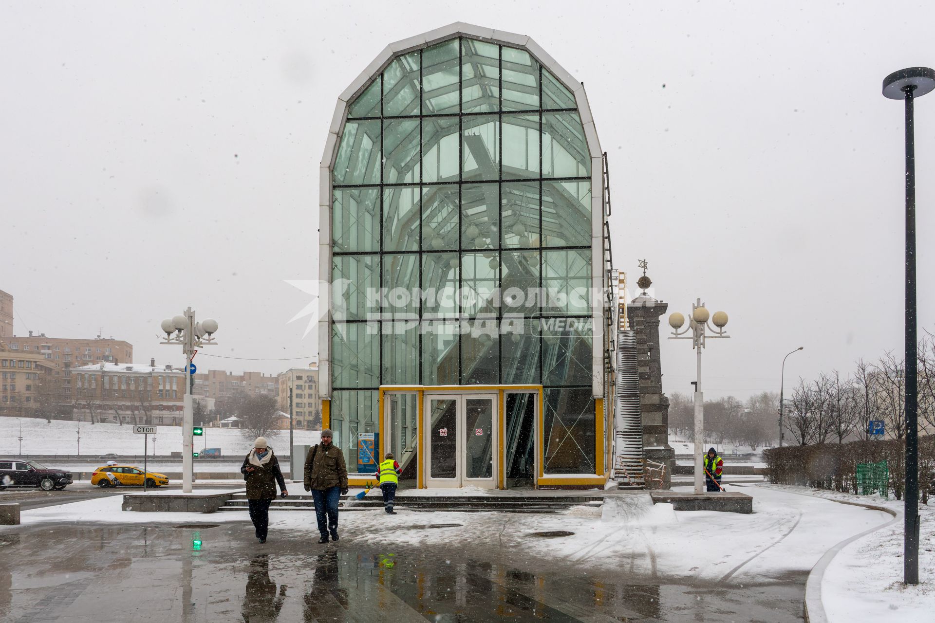 Москва. Вид на мост Богдана Хмельницкого (Киевский пешеходный мост).