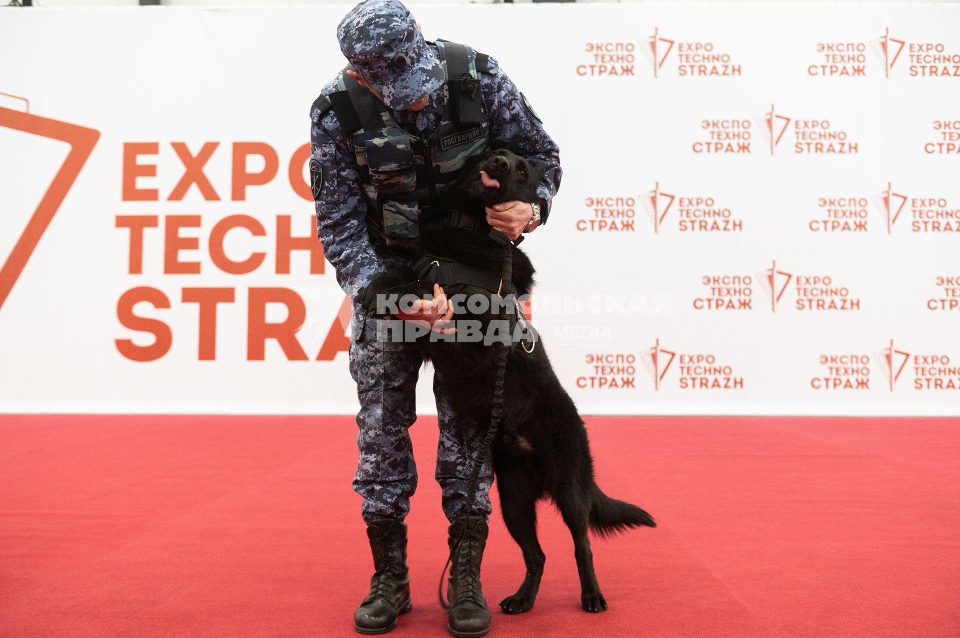 Санкт-Петербург. Сотрудник Росгвардии со служебной собакой на Международной выставке передовых технологий обеспечения безопасности личности, общества и государства `Экспотехностраж-2022` в КВЦ `Экспофорум`.