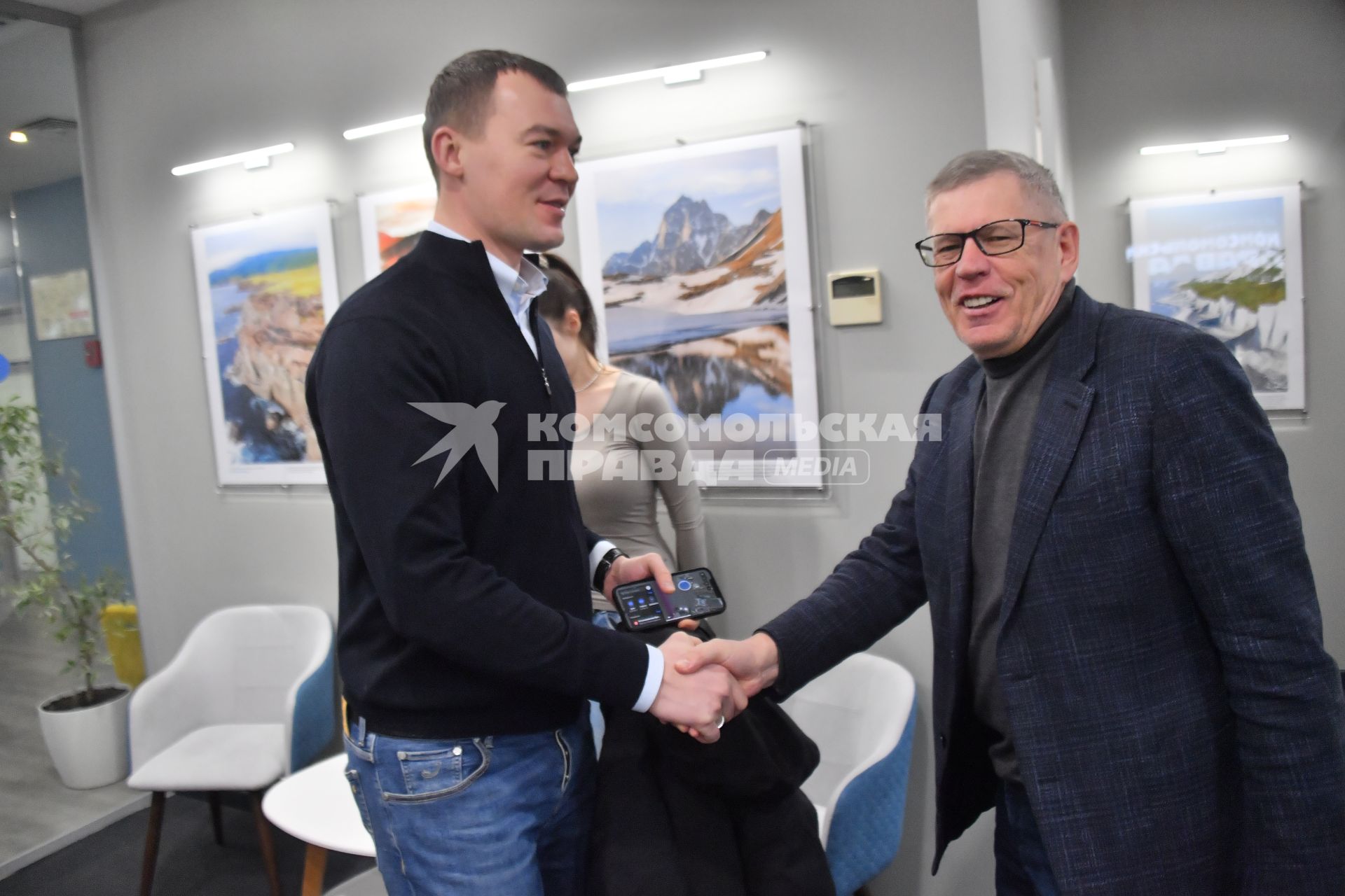 Москва.  Глава Хабаровского края Михаил Дегтярёв и  генеральный директор, главный редактор медиагруппы `Комсомольская правда` Владимир Сунгоркин  (слева направо) в редакции`Комсомольская правда`.