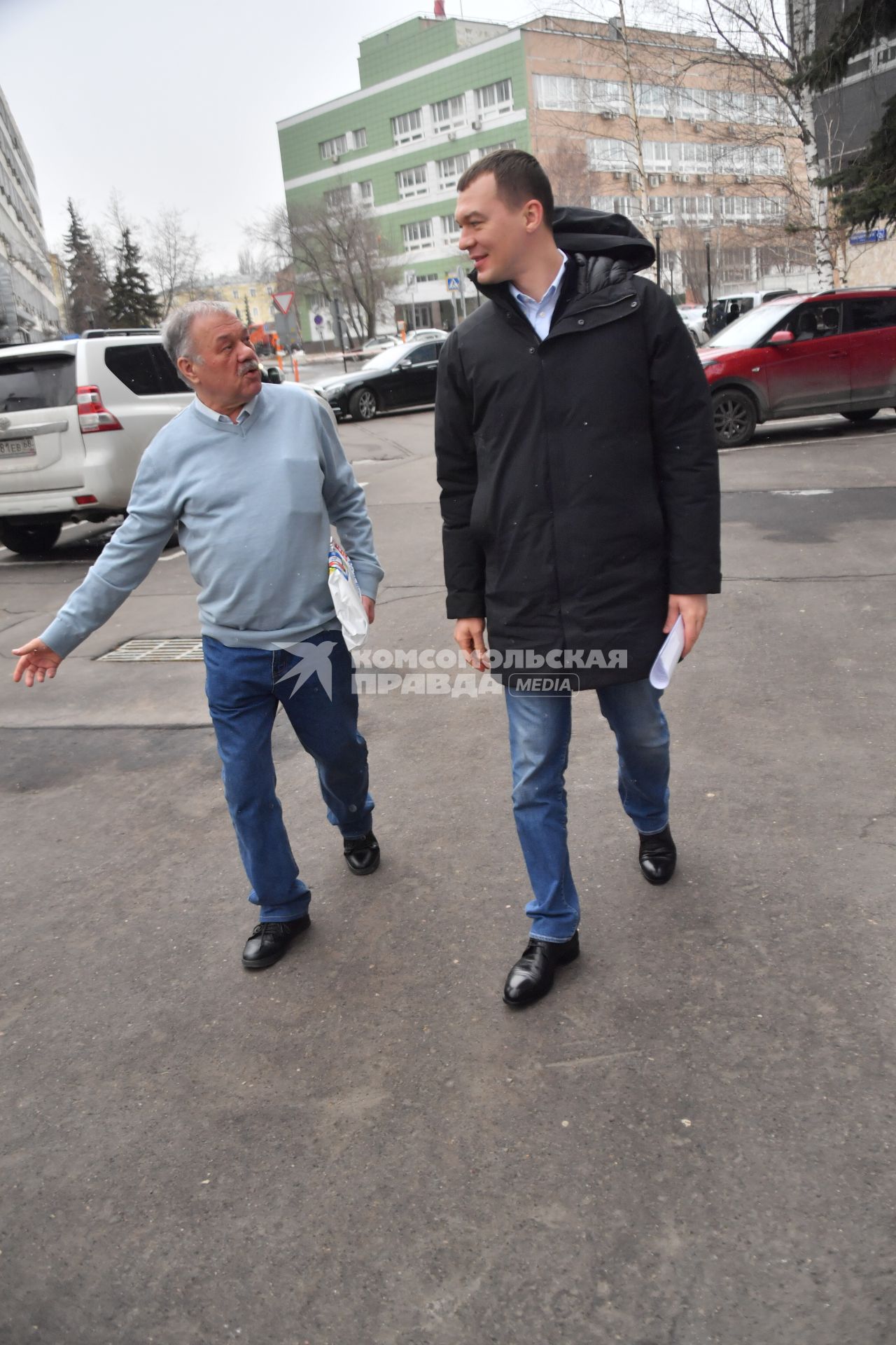 Москва.  Корреспондент `Комсомольской правды` Александр Гамов и глава Хабаровского края Михаил Дегтярёв  (слева направо) у здания ИД  `Комсомольская правда`.