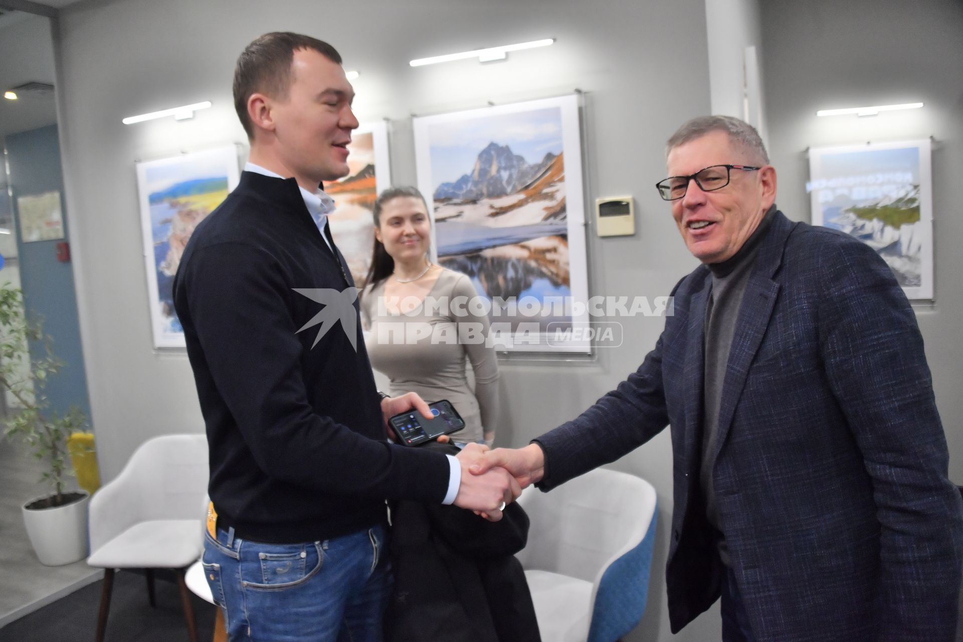 Москва.  Глава Хабаровского края Михаил Дегтярёв и  генеральный директор, главный редактор медиагруппы `Комсомольская правда` Владимир Сунгоркин  (слева направо) в редакции`Комсомольская правда`.