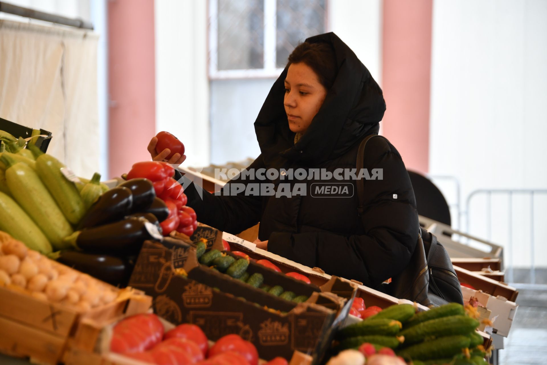 Москва.  Покупательница  на ярмарке выходного дня. Ярмарки выходного дня возобновили свою работу в городе.