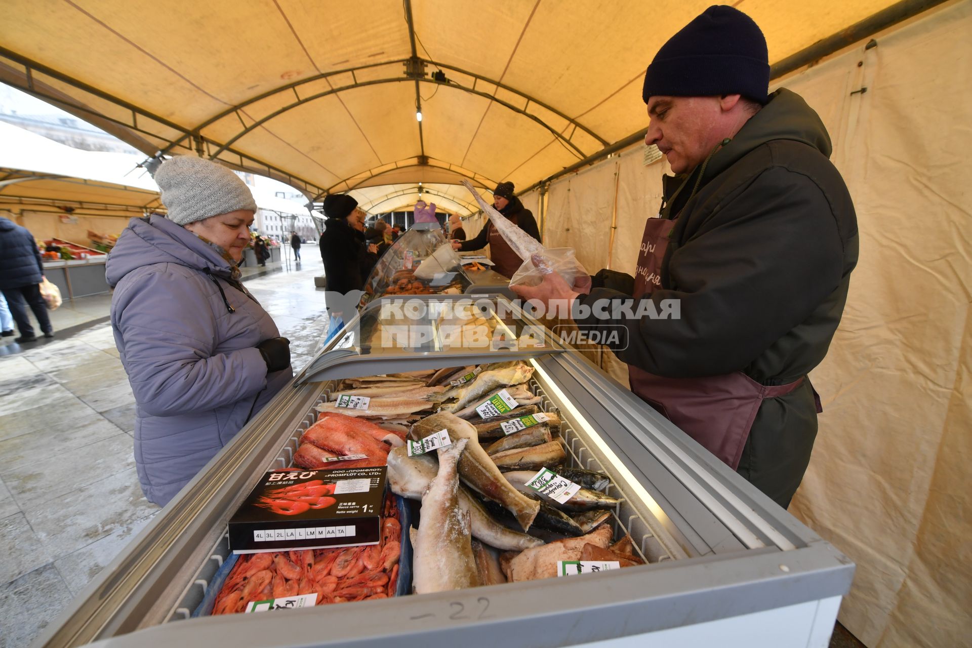 Москва.  Покупательница  на ярмарке выходного дня. Ярмарки выходного дня возобновили свою работу в городе.