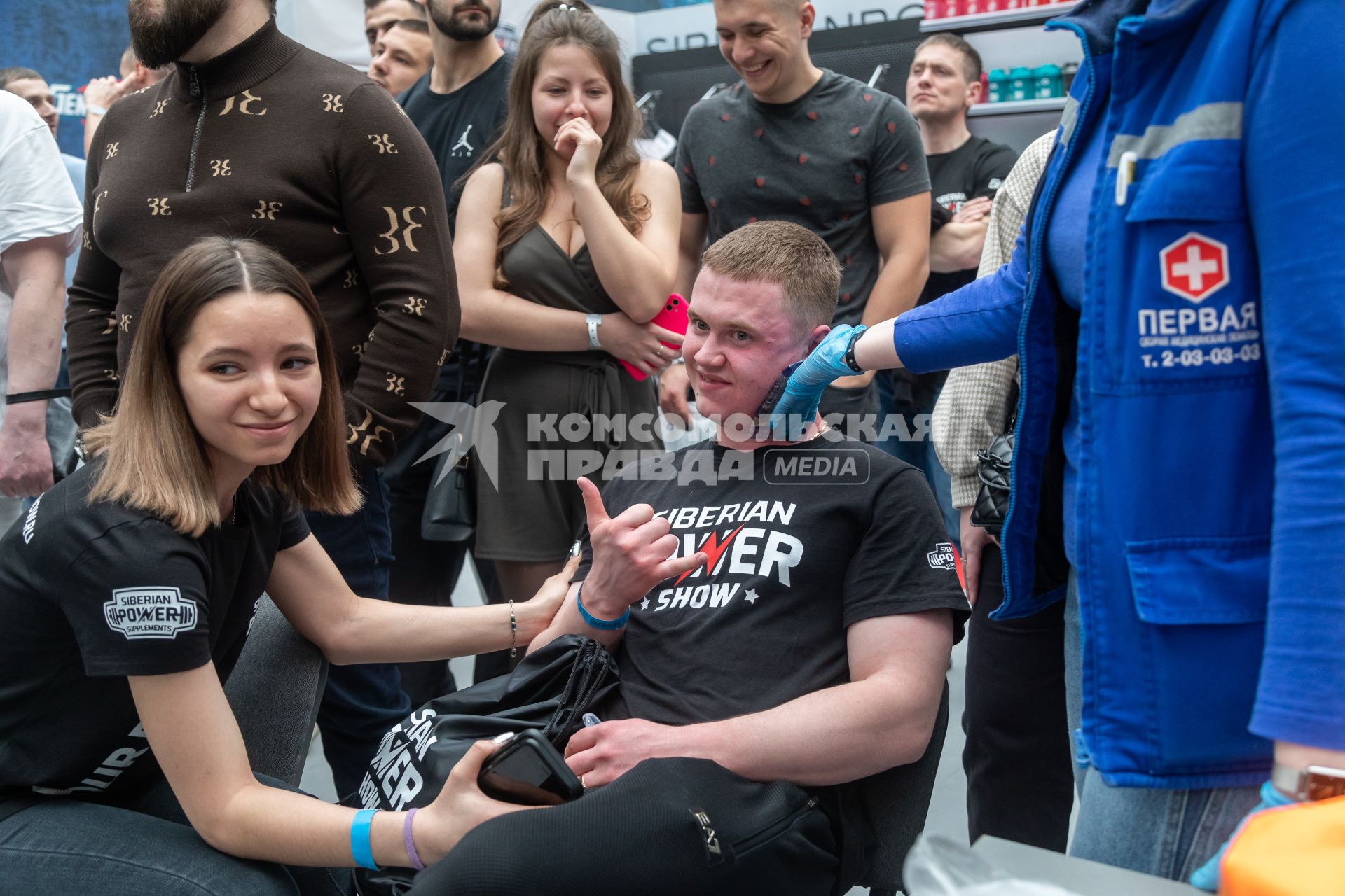 Красноярск. Участник чемпионата по пощечинам после соревнований в рамках фестиваля Siberian Power Show в международном выставочно-деловом центре `Сибирь`.