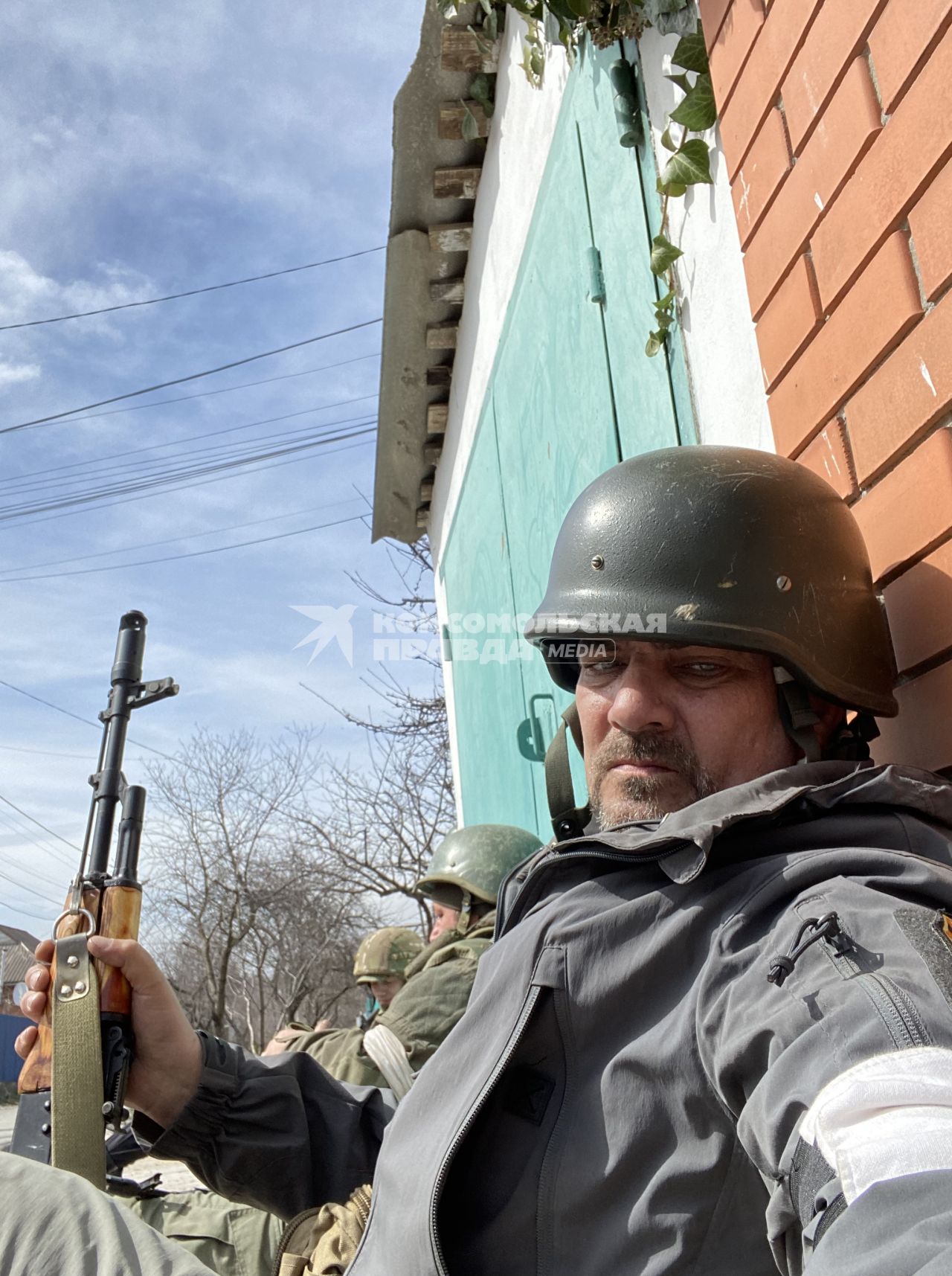 Украина. г.Мариуполь. Микрорайон Восточный. Бойцы батальона ДНР `Восток` прочесывают дома на границе с комбинатом `Азовсталь`. Срециальный корреспондент КП Дмитрий Стешин.